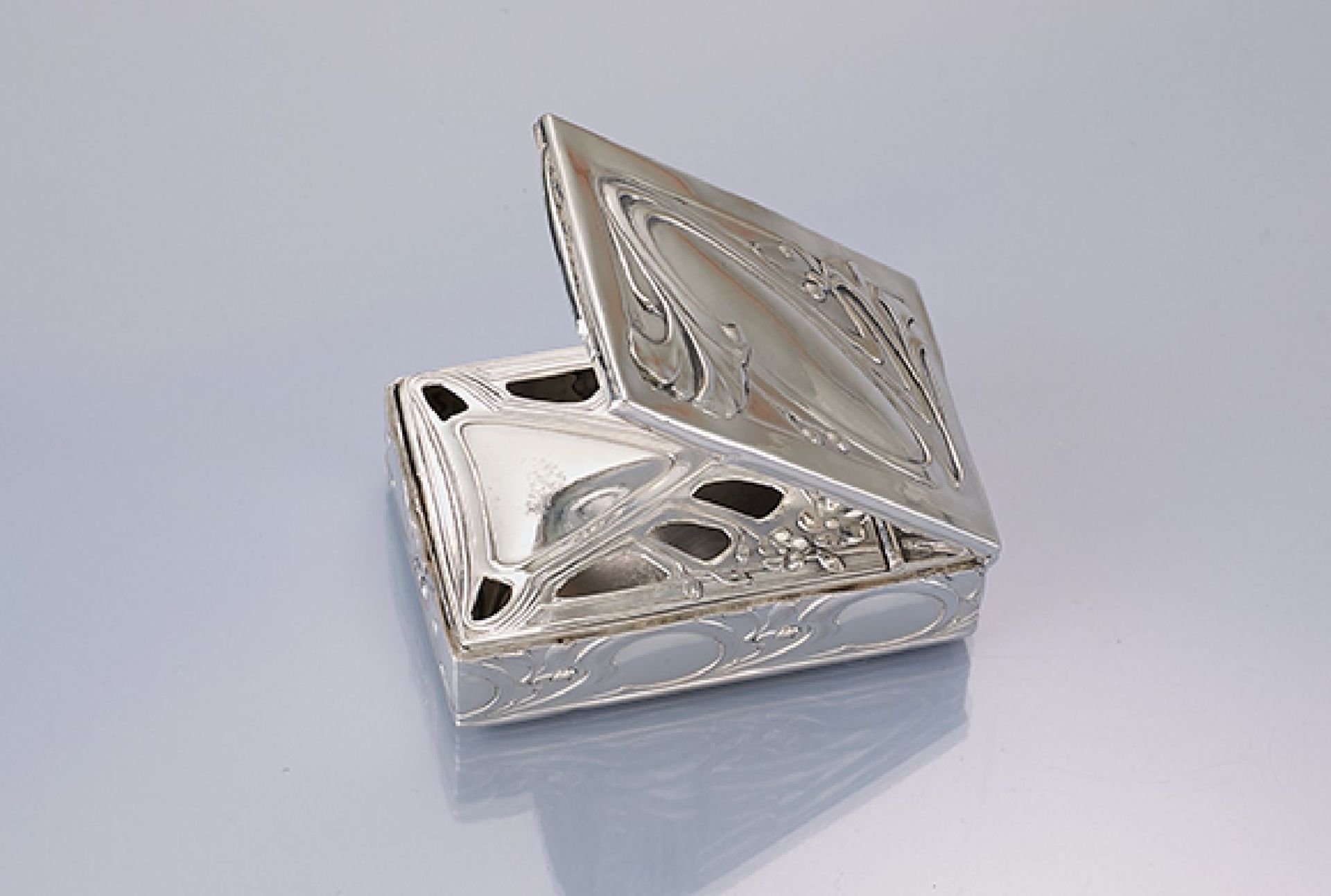 Little scent tin, german approx. 1900 , 800 silver, pure Art Nouveau, manufacturer's