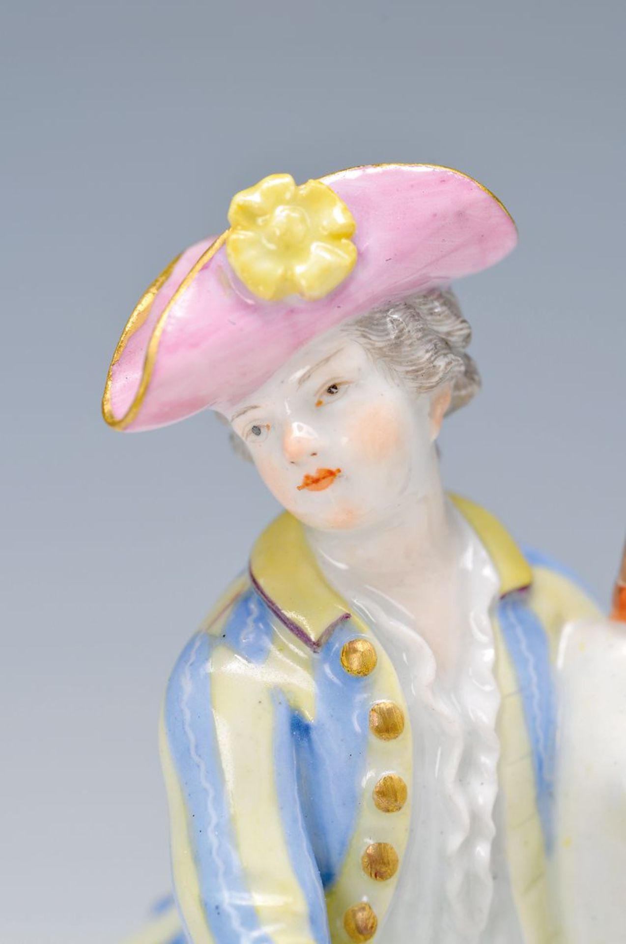 pair of figurines, Meissen, 1770/80, couple ofshepherds, girl with flute, flowers in the apron and - Bild 3 aus 5