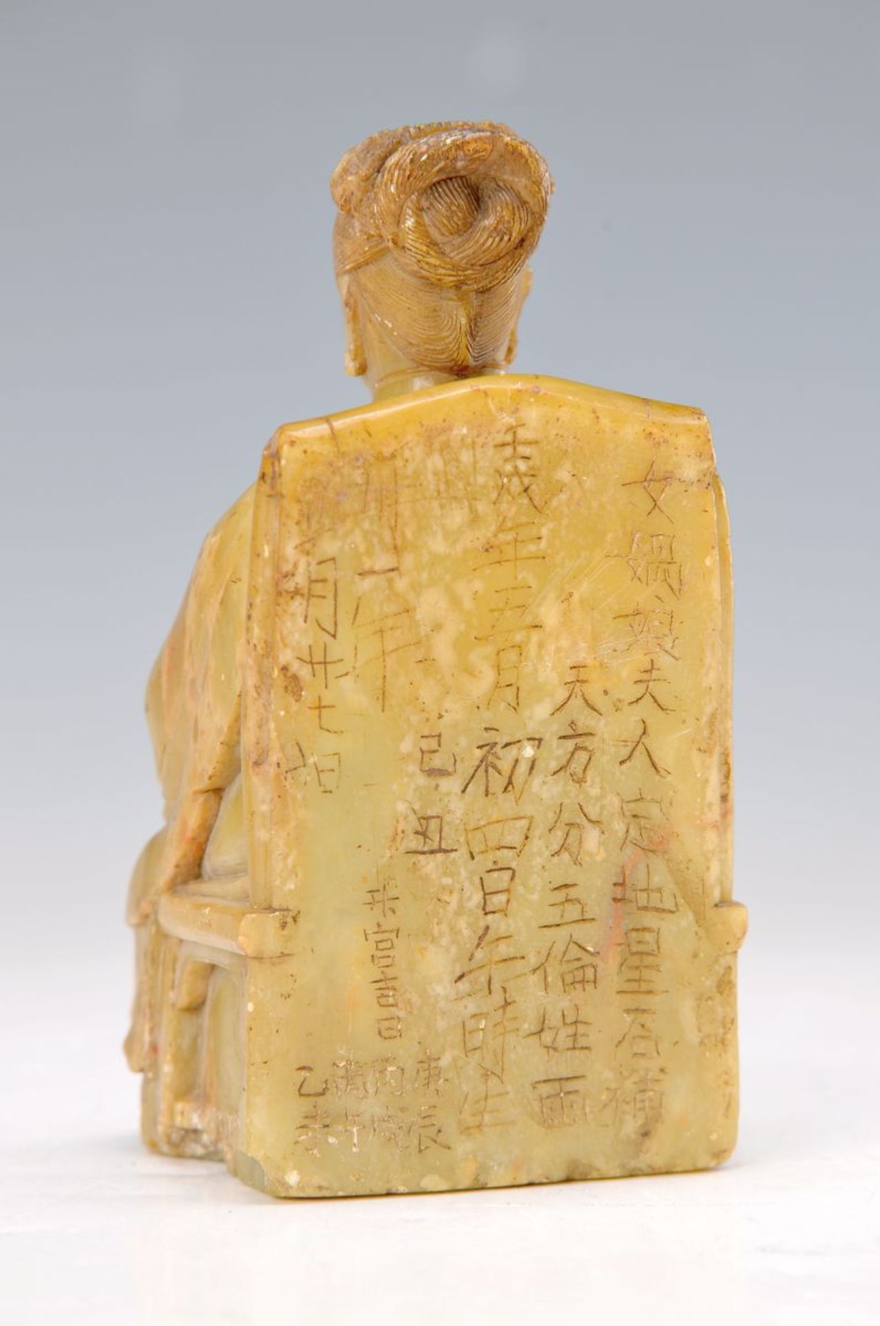 soapstone figurine of a seated lady, China, 18. th c.., finely carved, on the rear side with - Bild 2 aus 2