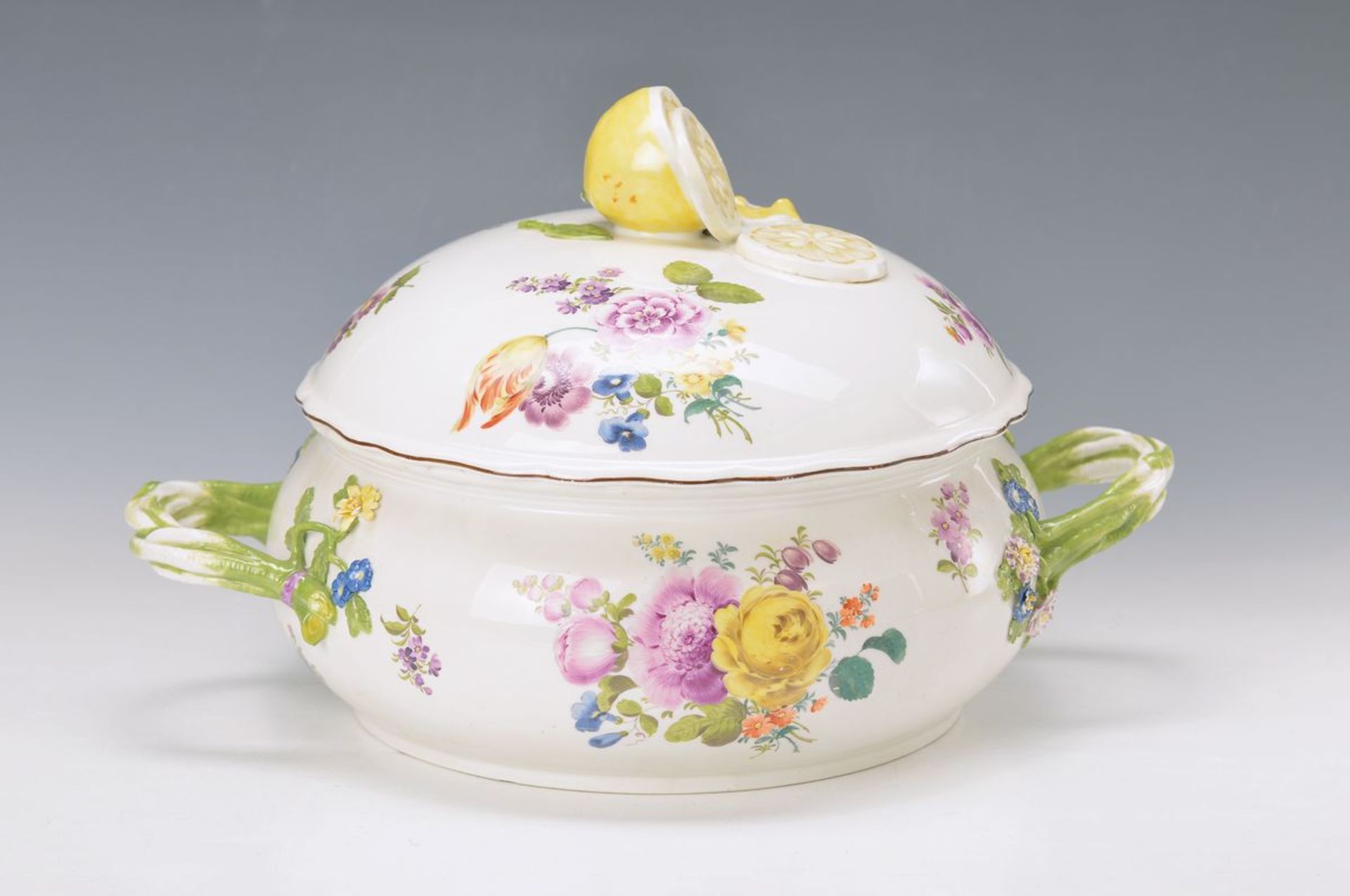 large tureen, Meissen, 18. th c., encircling polychrome painting of large flower bouquets, fully