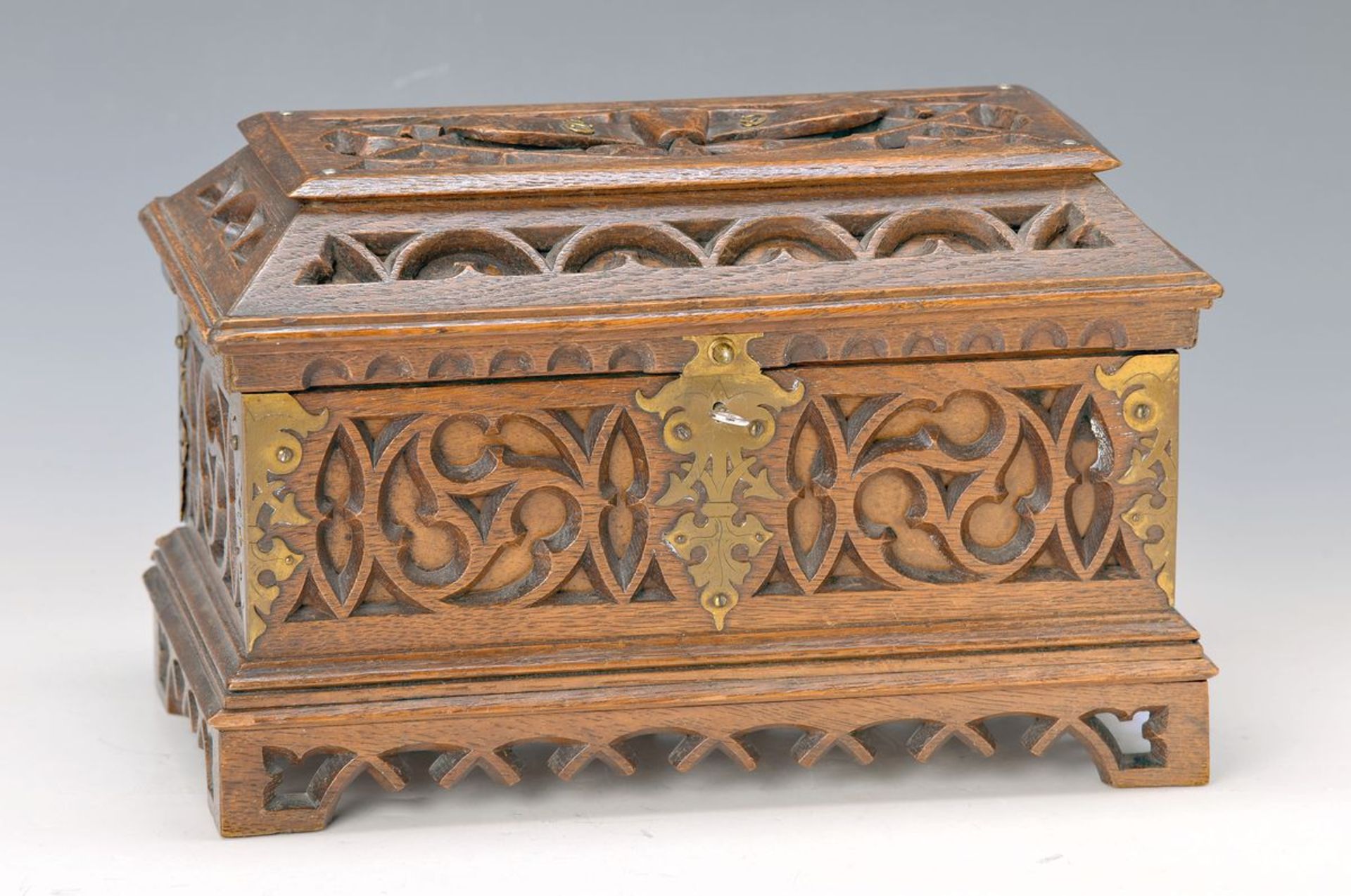 lidded box, neo-Gothic, around 1890, oak massive, carved, dat. 89 with metal numerals, key do not
