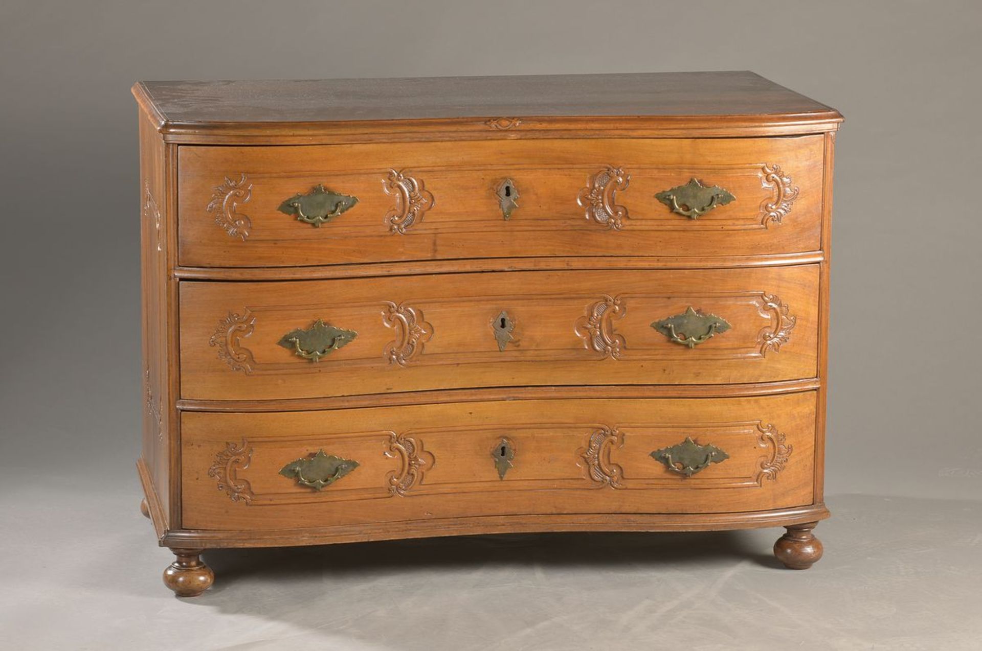 Baroque chest of drawers, probably Western Germany, around 1760, Walnut massive, double cambered,