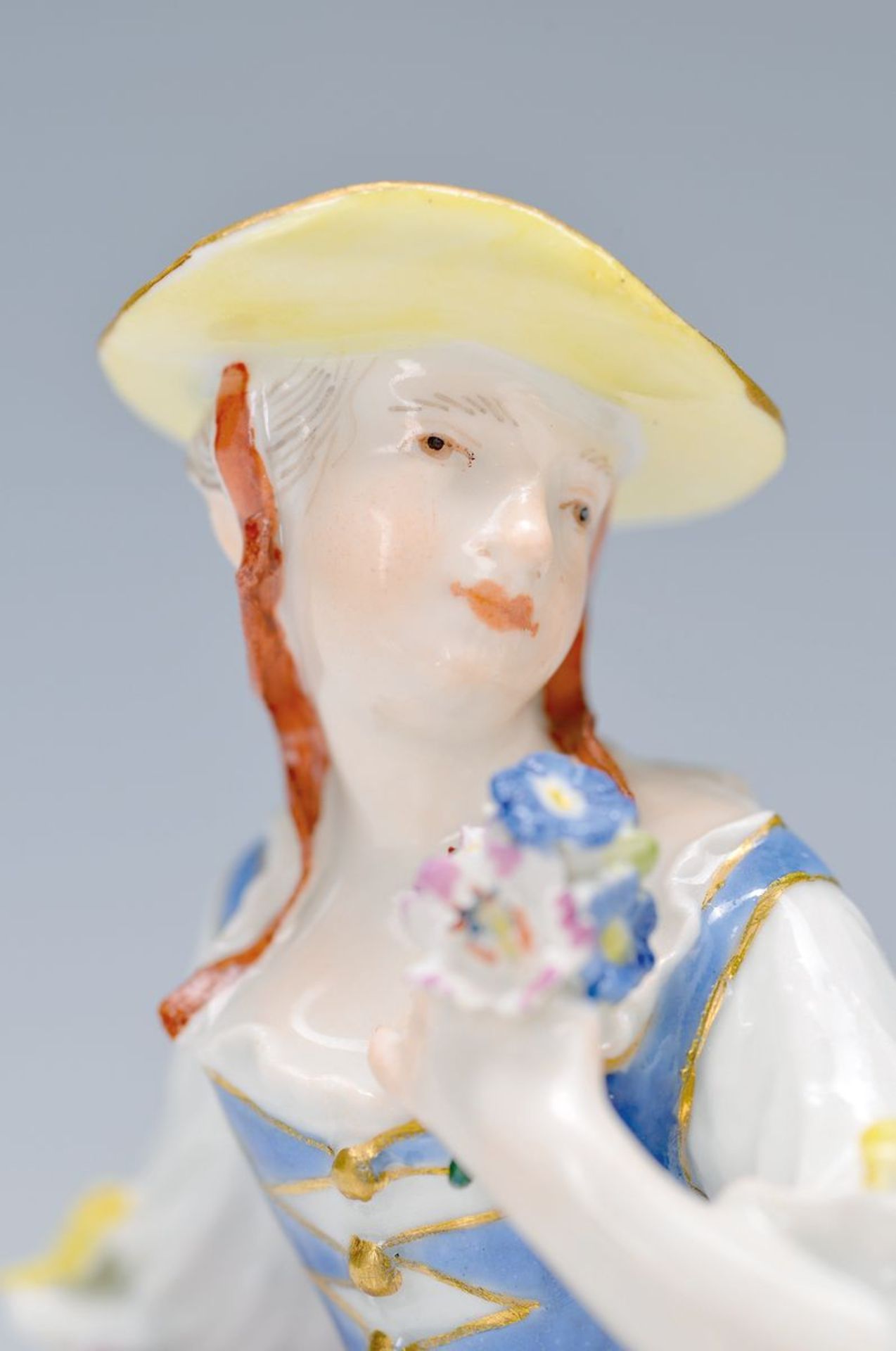 pair of figurines, Meissen, 1770/80, couple ofshepherds, girl with flute, flowers in the apron and - Bild 2 aus 5
