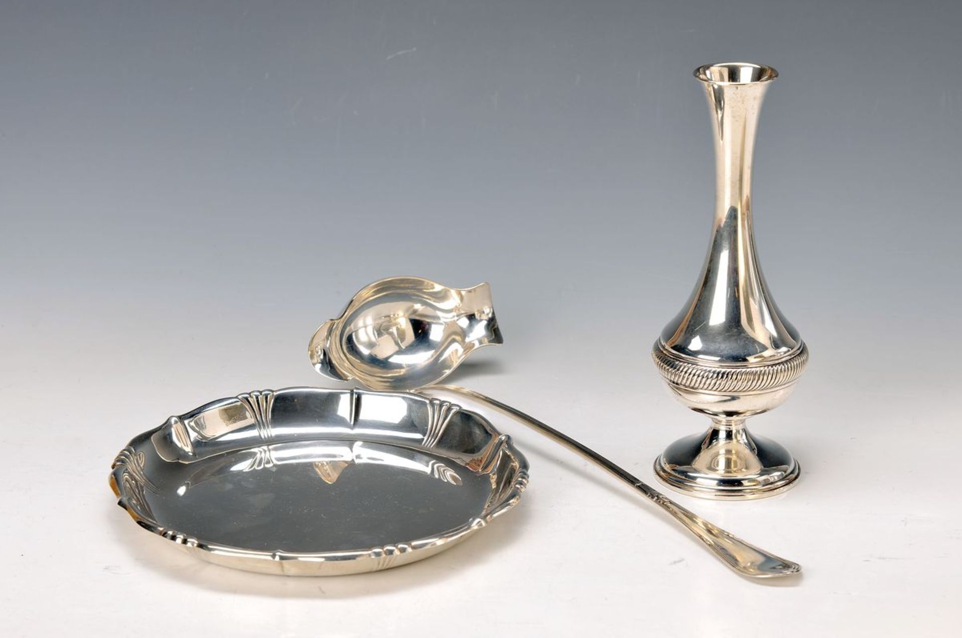 three parts of silver: Art Nouveau ladle, German, around 1900, 800 silver, L. 35 cm; species Nouveau