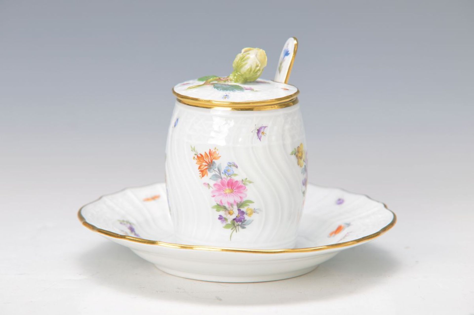 mustard pot with fixed saucer, Meissen, around1890, Neu-Brandenstein-embossment, colorful flower