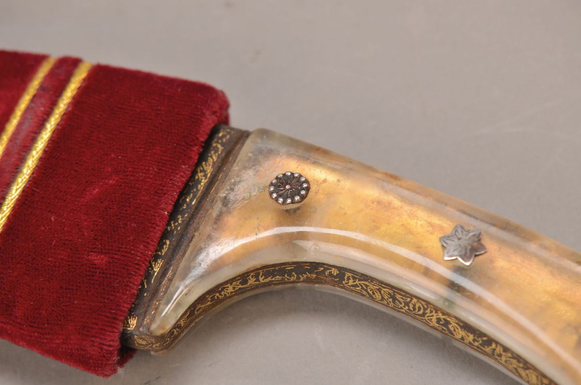 Dagger, India, 18.th c., rock crystal handle, iron sheath with gold damascene, very fine floral - Bild 3 aus 3