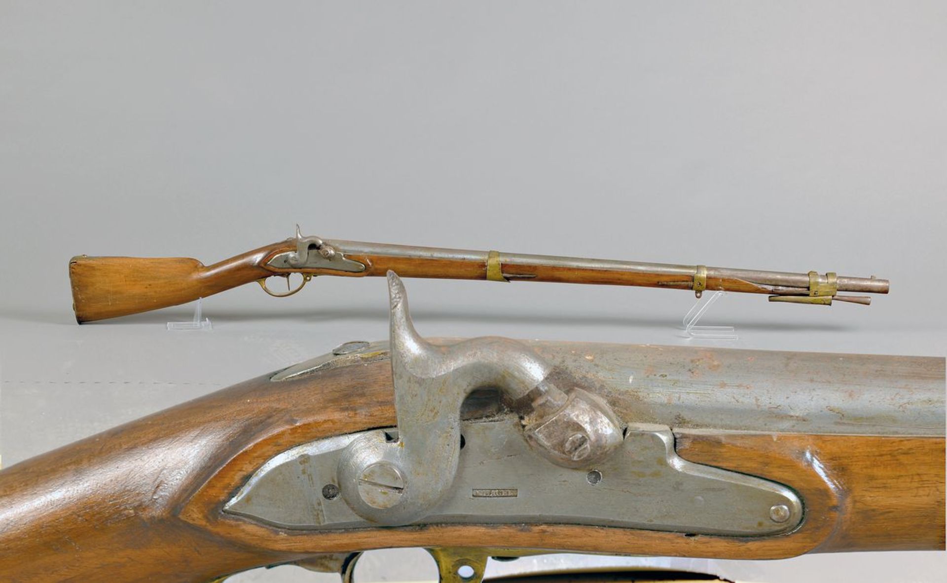 Percussions-shotgun, 19th c., Walnut shaft, brass appliqués, ramrod, lock plate marked N. Hagel