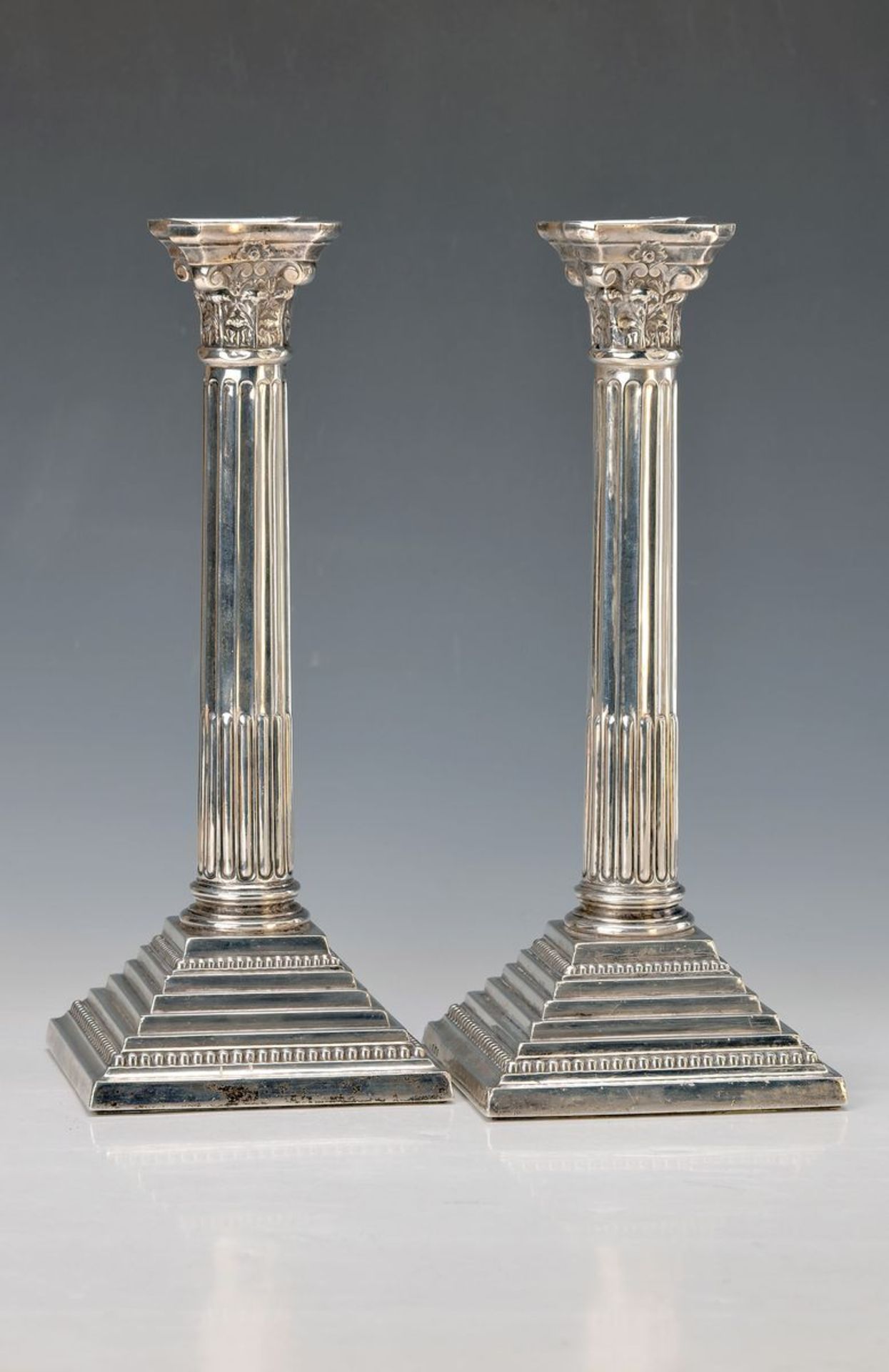 A pair of candlesticks in shape of Corinthian columns, England, around 1900, Sterling silver, age