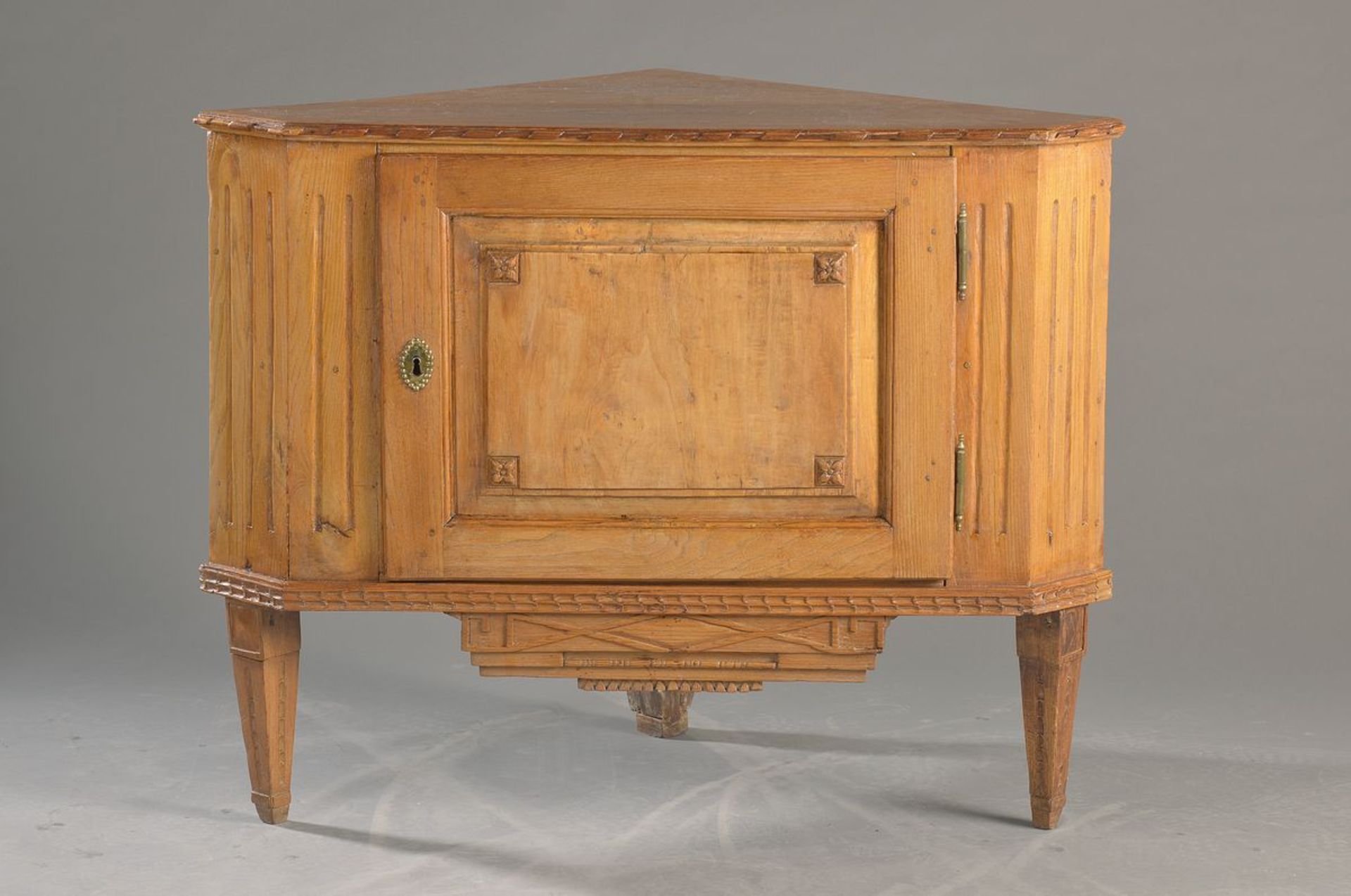 corner cupboard, German, around 1790/1800, elm tree massive carved, with attractive style typical