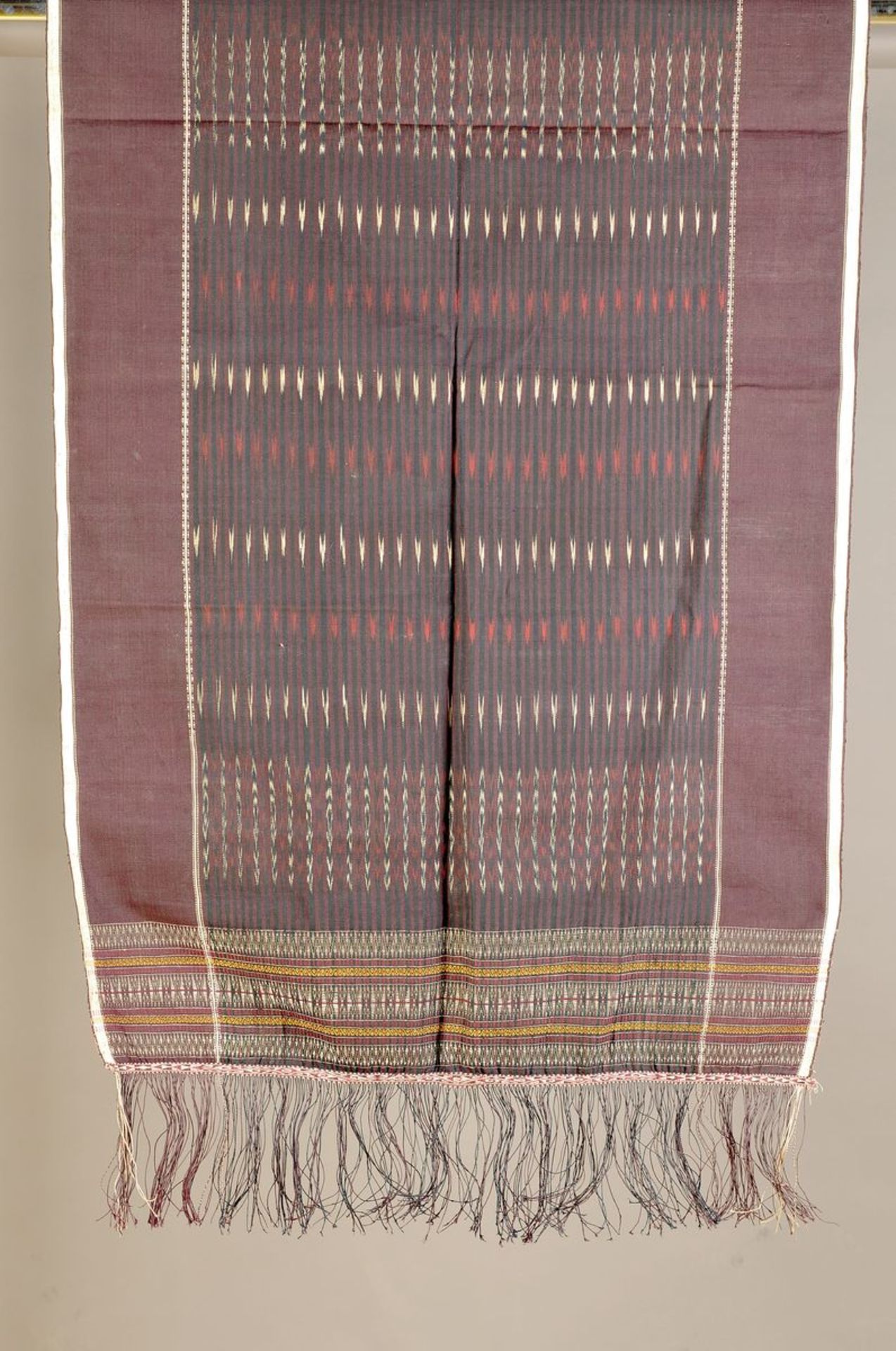 three ceremonial wraps, Toba-Batak, cotton Kettikat: a. L.approx. 204 plus fringes, W approx. 47 cm, - Bild 2 aus 3