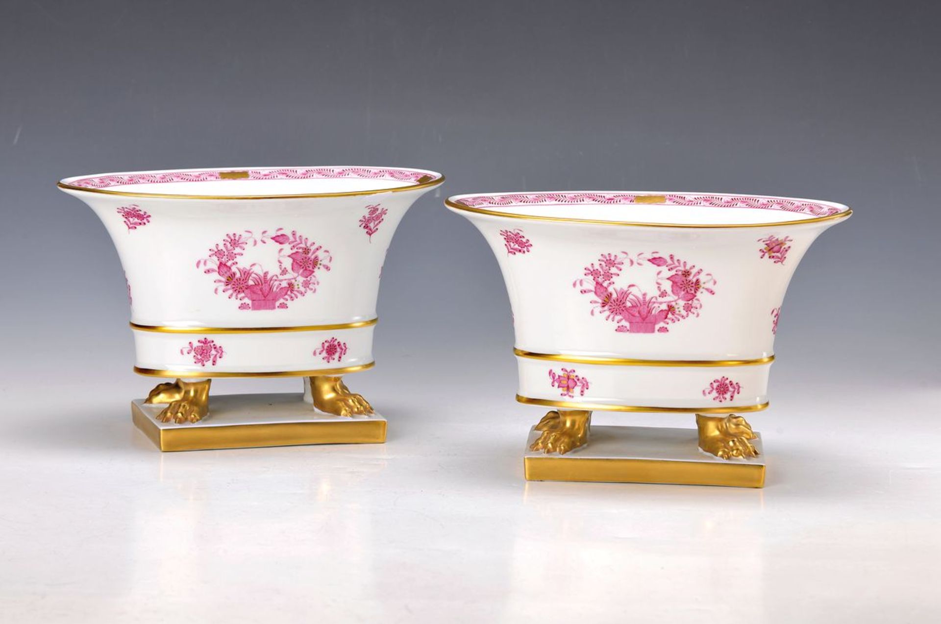 Pair of footed bowls, Herend, 2.H.20.th. century, Apponyi magenta, gold decoration, on claw feet,