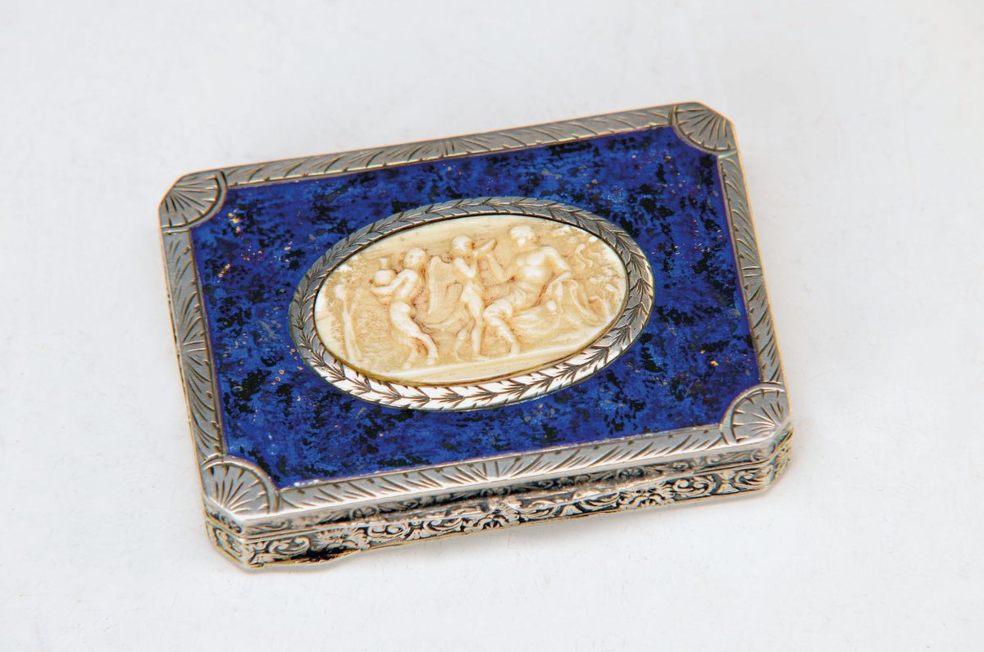 Small lid box, Italy, around 1935/40, silver, engraved and enameled in lapis lazuli-optic, small