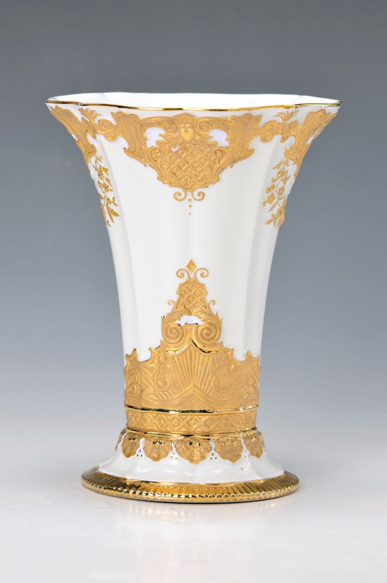 pompous vase, Meissen, probably , 1930-40s, opulent floral embossed with flowers and rococo