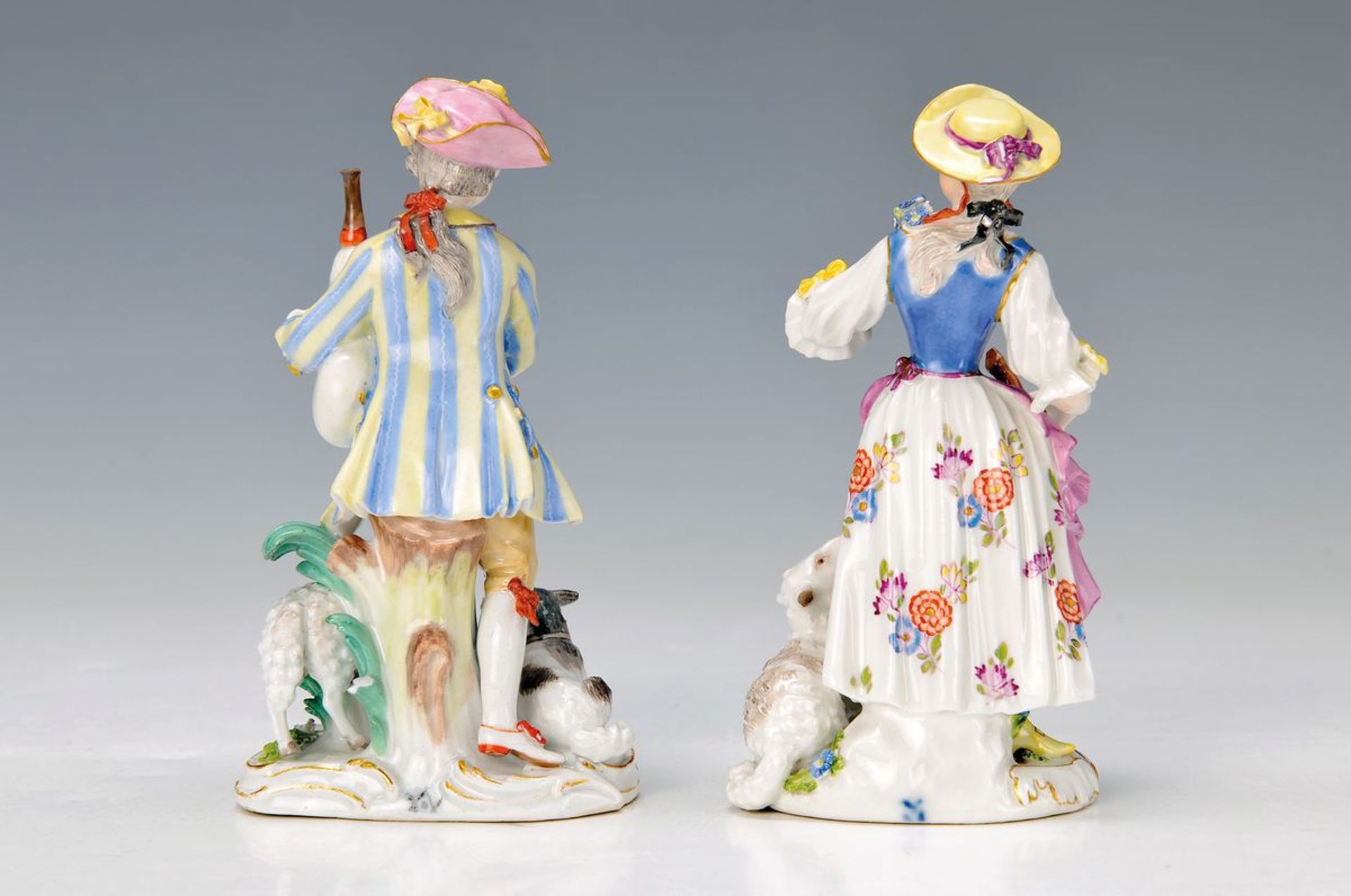 pair of figurines, Meissen, 1770/80, couple ofshepherds, girl with flute, flowers in the apron and - Bild 4 aus 5