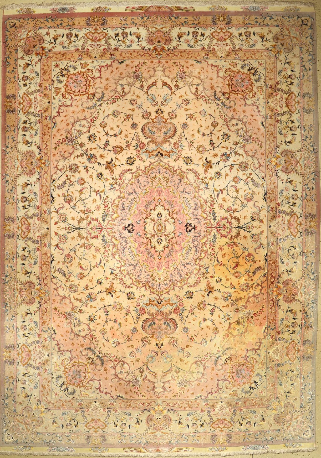 Täbriz fein (50 RAJ), Persien, Signiert, ca. 40 Jahre, Korkwolle mit und auf Seide, ca.407 x 294 cm,