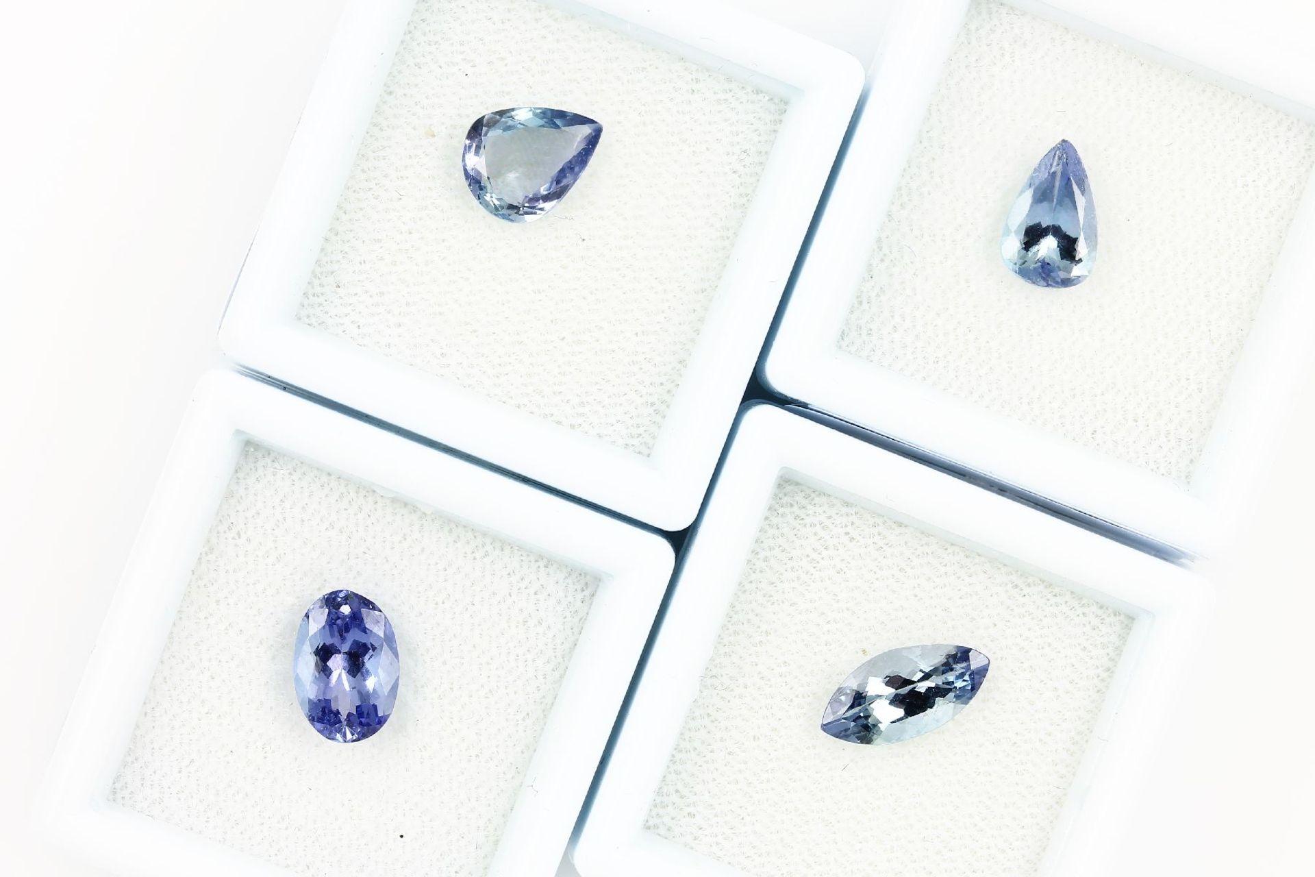 Lot 4 tanzanites: with PGTL-expertise: 1 x marquise approx. 1.23 ct, treated, bluish violet; 1 x