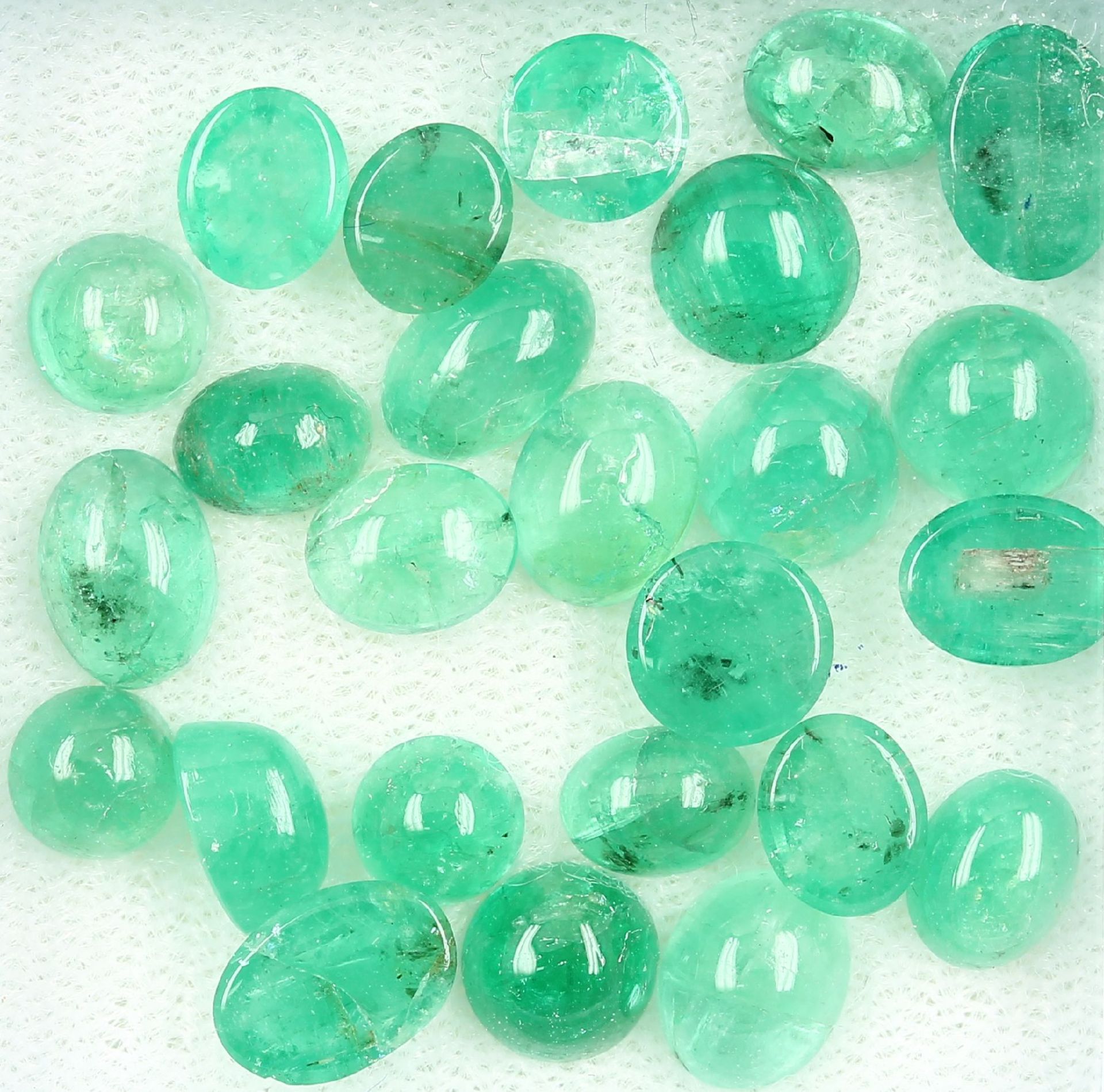 Lot loose emeralds , total approx. 20.16 ct,round and oval emerald cabochons Valuation Price: