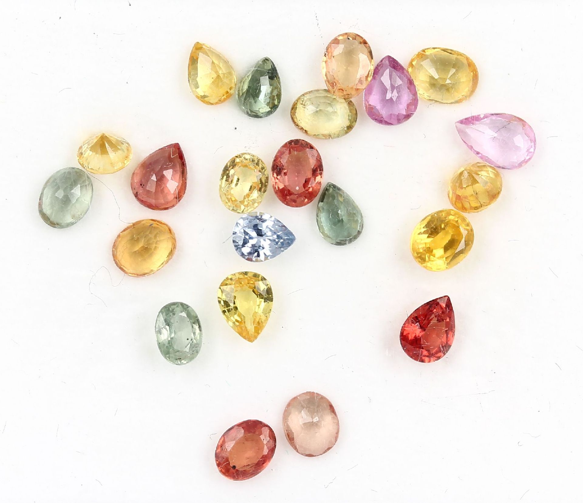 Lot loose coloured sapphires total 7.5 ct, different shapes Valuation Price: 1200, - EUR