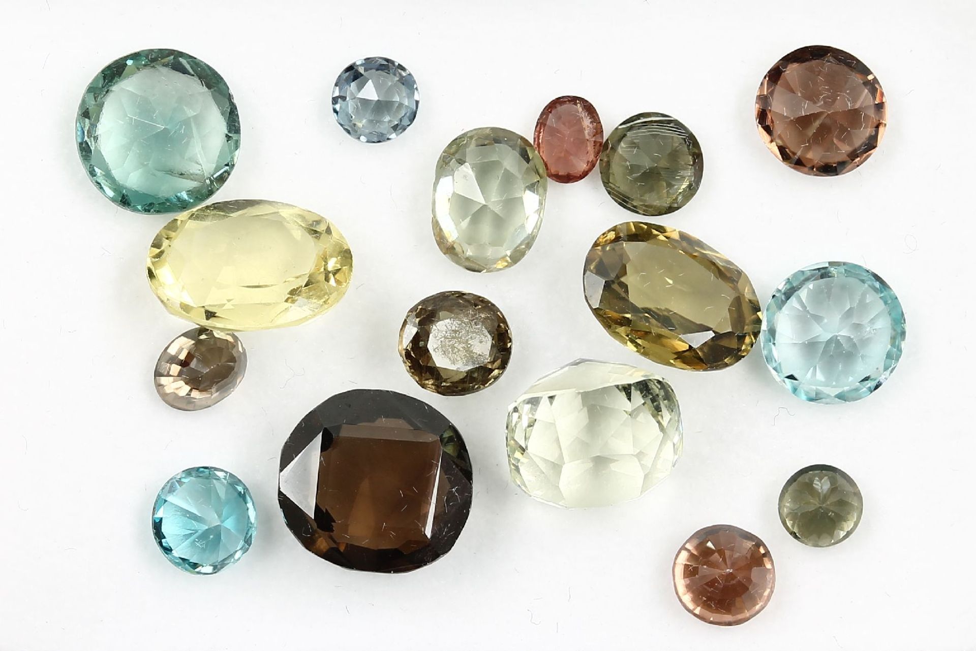 Lot loose zircones total 24.67 ct, different colours and shapes Valuation Price: 1600, - EUR