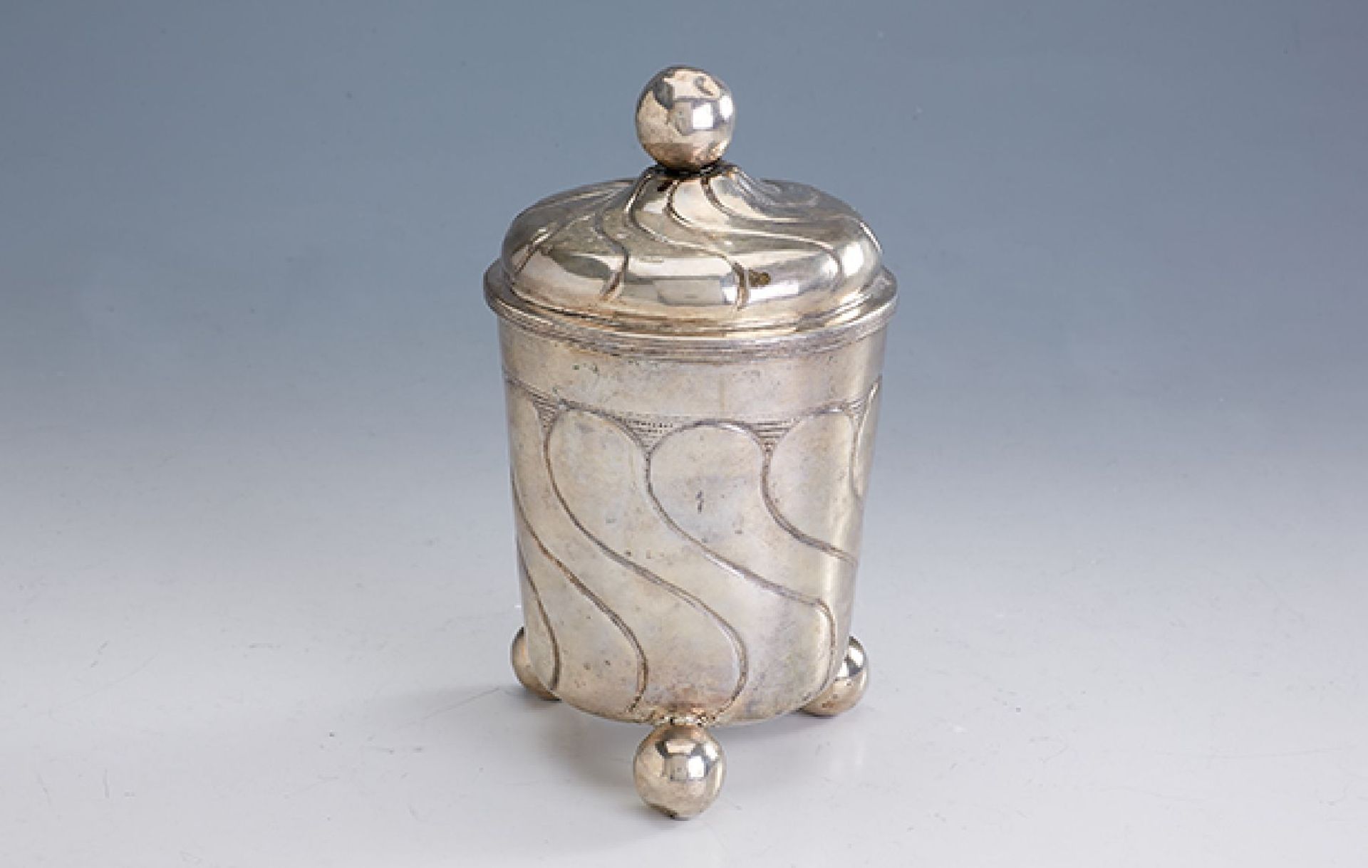 Sphere foot beaker with cover, Leipzig 1696 , silver, fine chased, wraparound loop form,inner