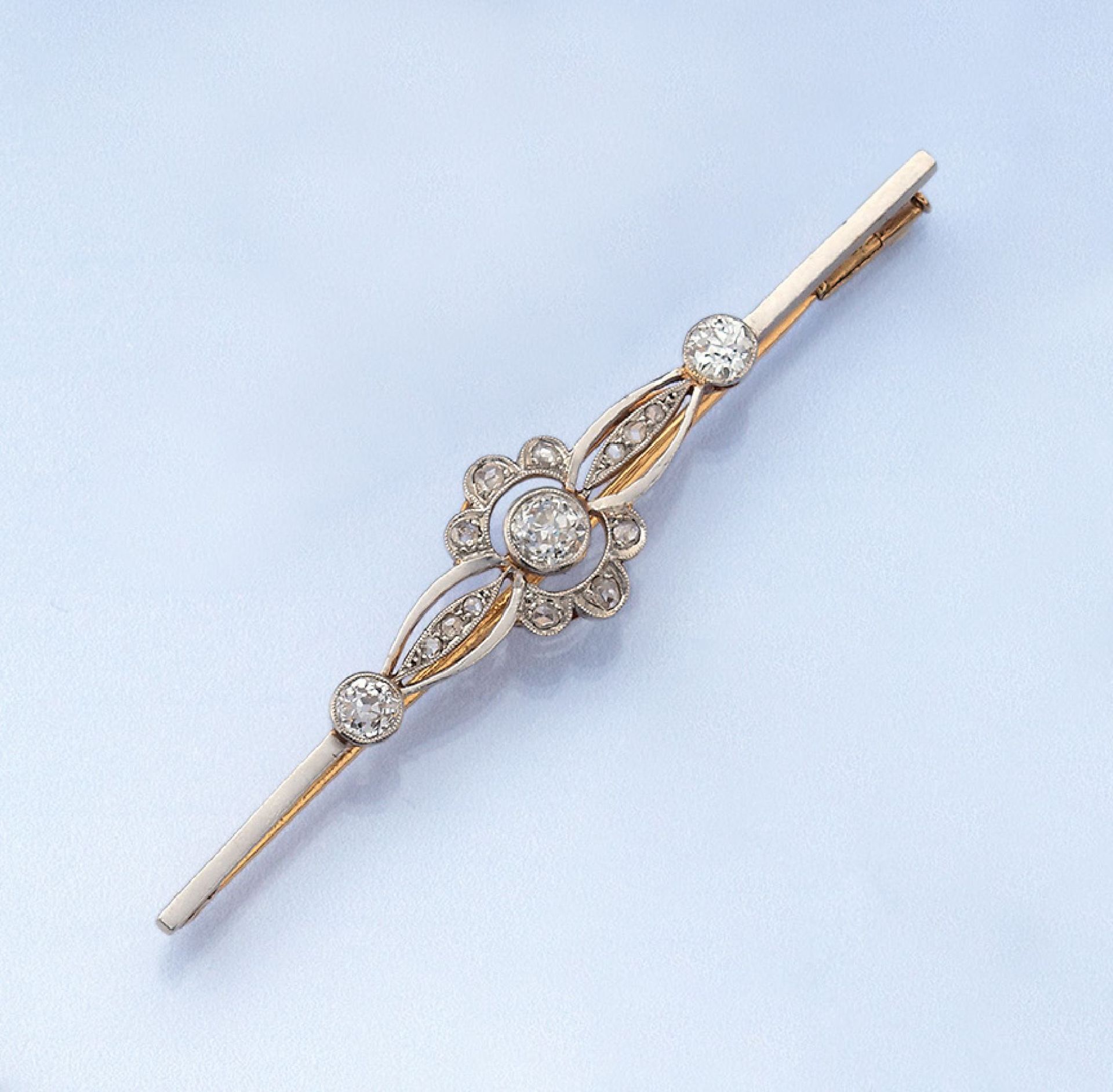 Brooch with diamonds , YG 585/000 and platinum, 3 old cut diamonds and 12 diamond roses total