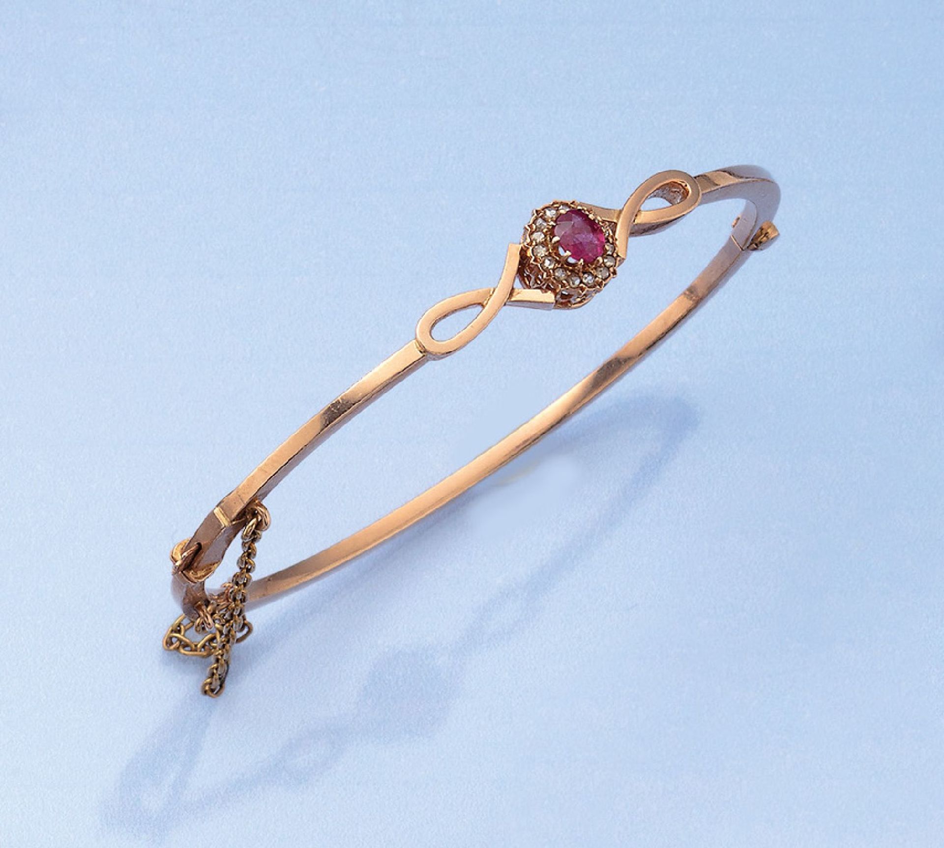 14 kt gold Art Nouveau bangle with ruby and diamonds , ca. 1910, RoseG 585/000, oval bevelled ruby