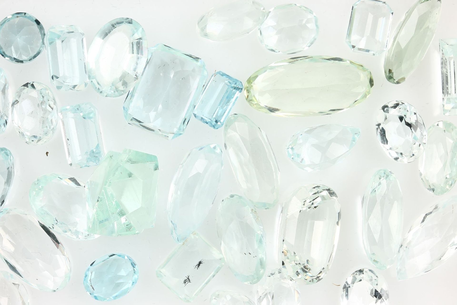 Lot loose aquamarines total 135 ct, different shapes Valuation Price: 3500, - EUR