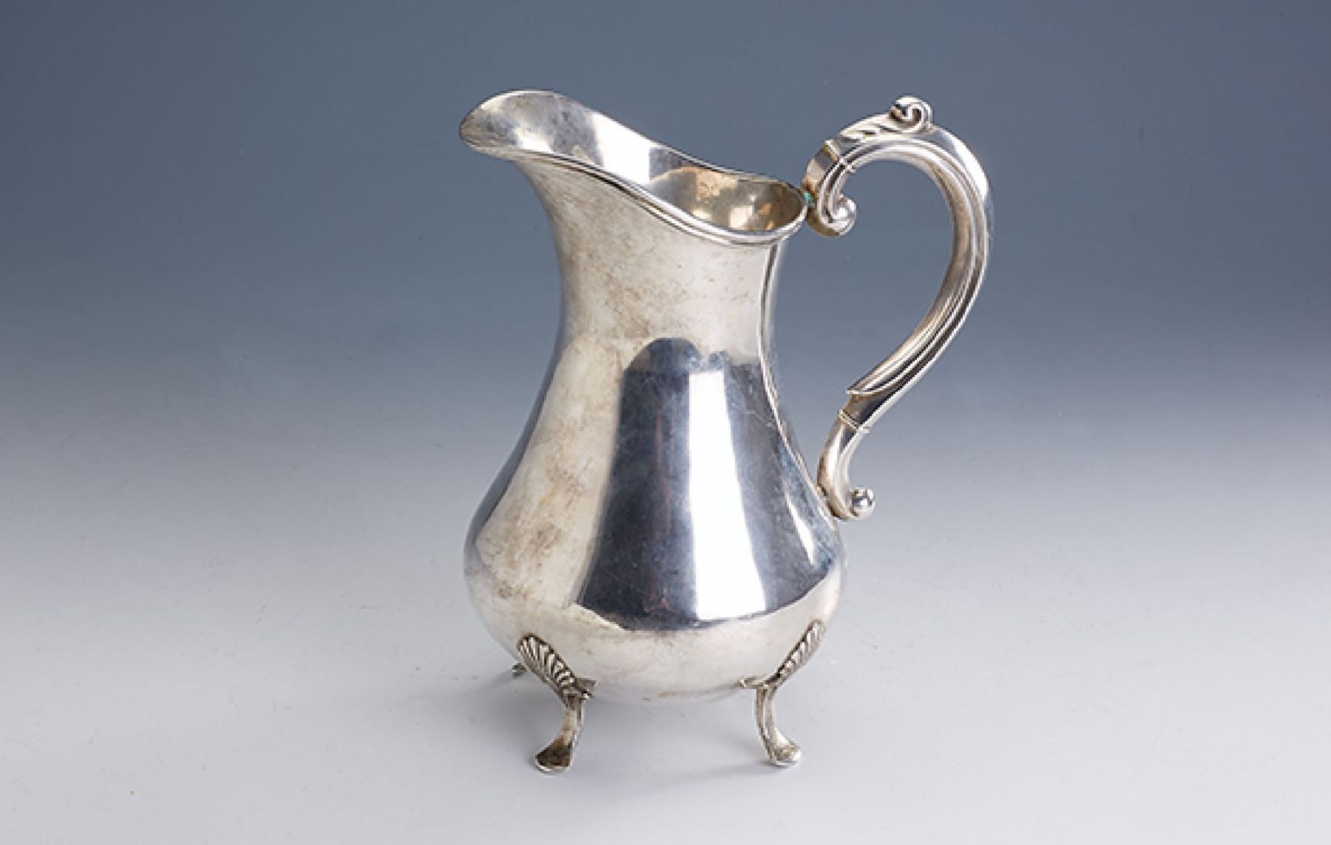 jug, probably nordic ca. 1930 , silver 830, 4 feet with styl. shell decor, manufacturer's brand E.