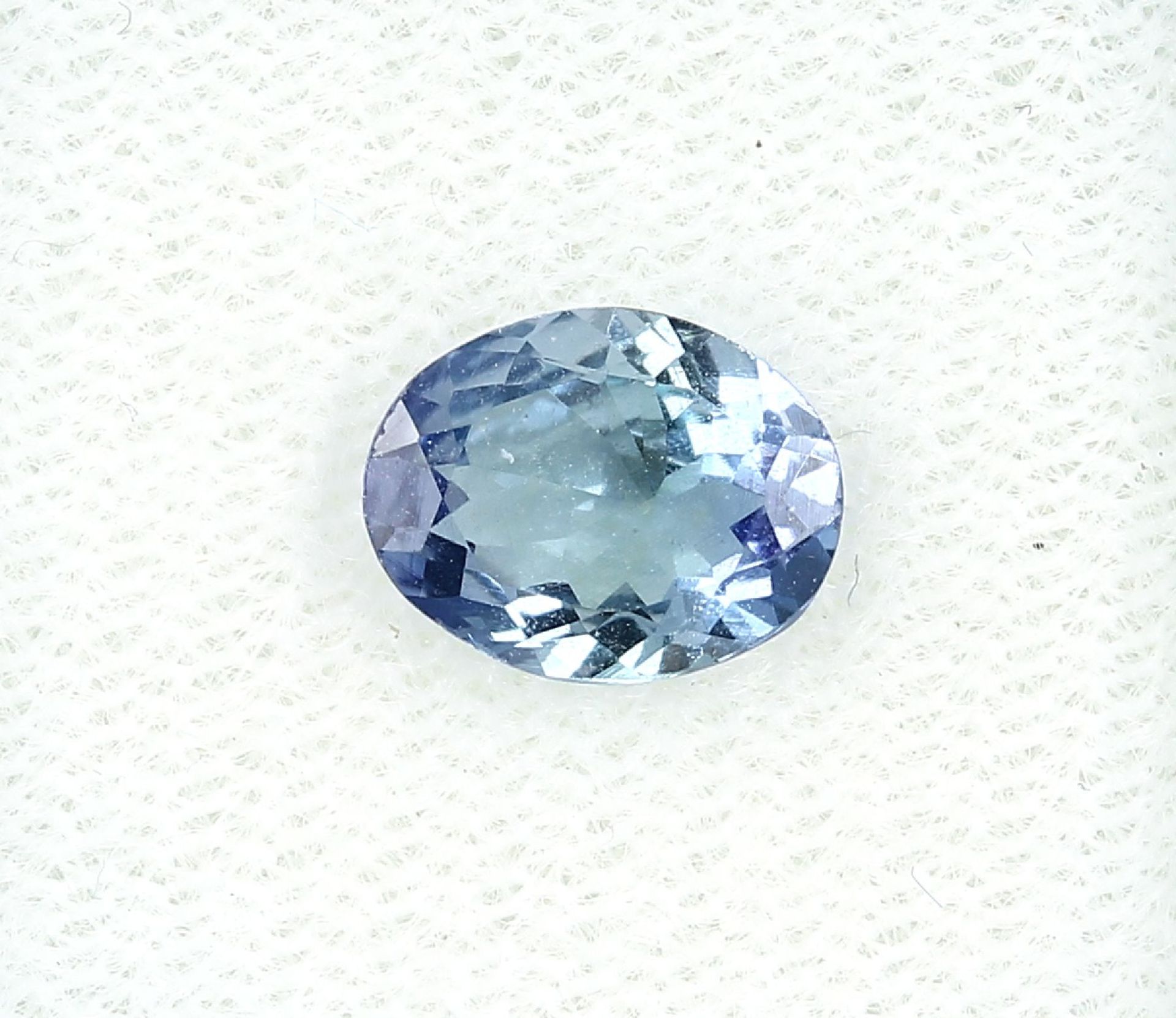 Loose tanzanite, oval bevelled 1.32 ct, bluishviolet, heated, approx. 8.18 x 6.46 x 3.6 mm, PGTL-