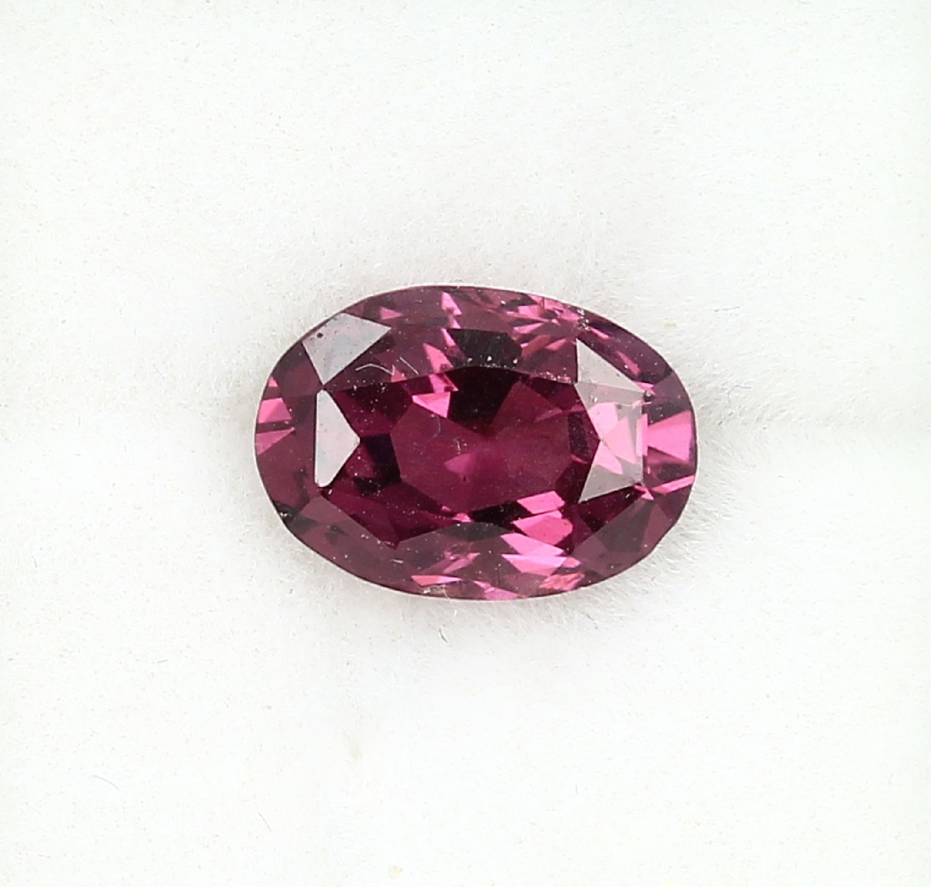 Loses natural spinel , oval bevelled, 3.01 ct Valuation Price: 380, - EUR