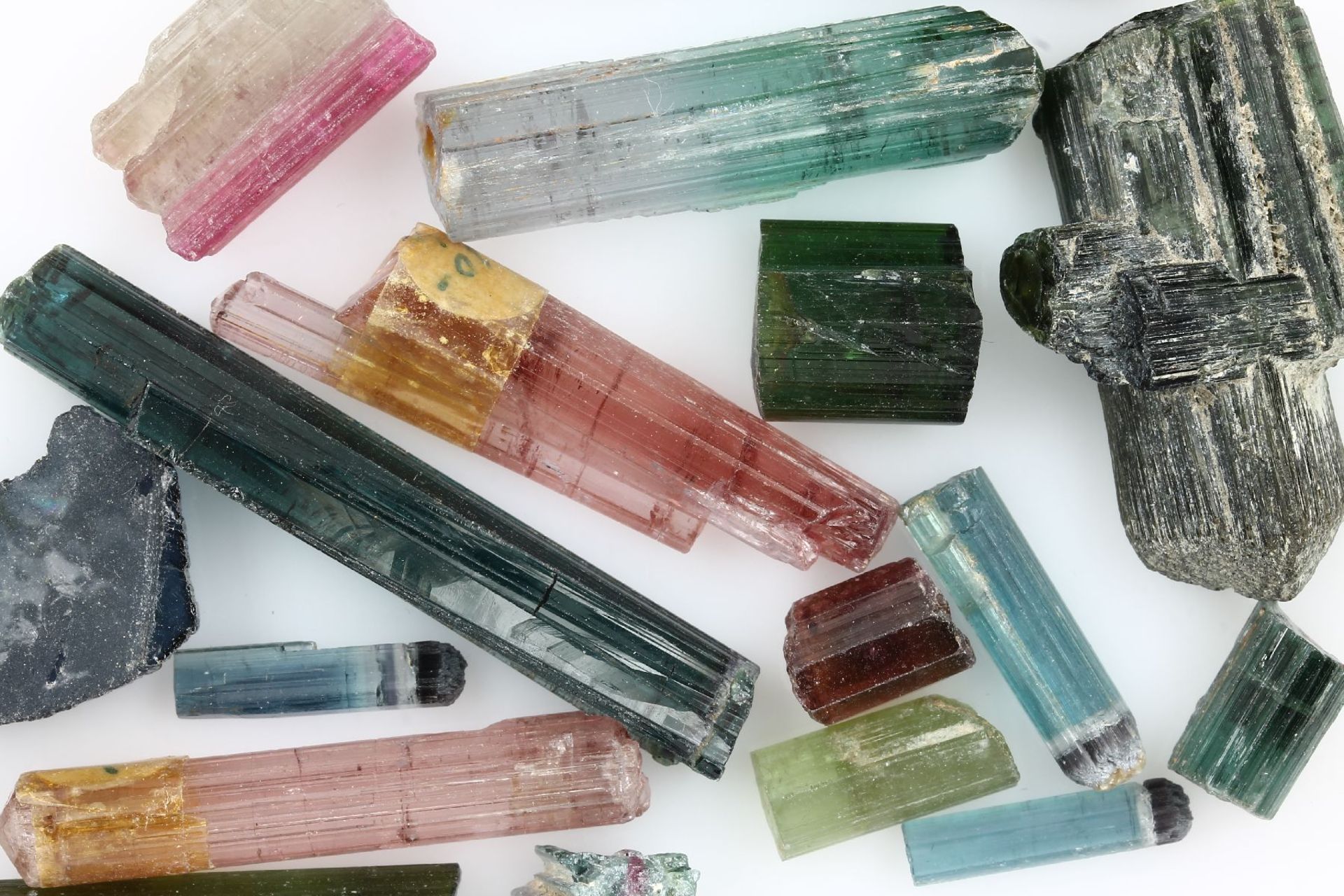 Lot loose tourmalines rough stones total approx. 299.92 ct Valuation Price: 3300, - EUR