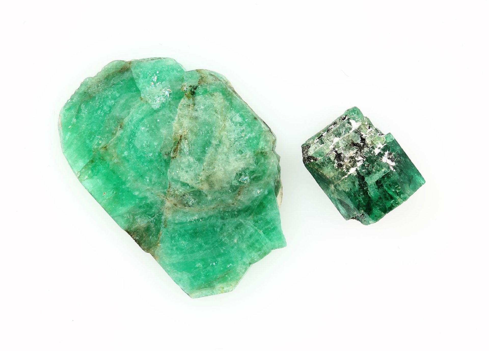 2 emerald rough stones total 37.65 ct Valuation Price: 210, - EUR