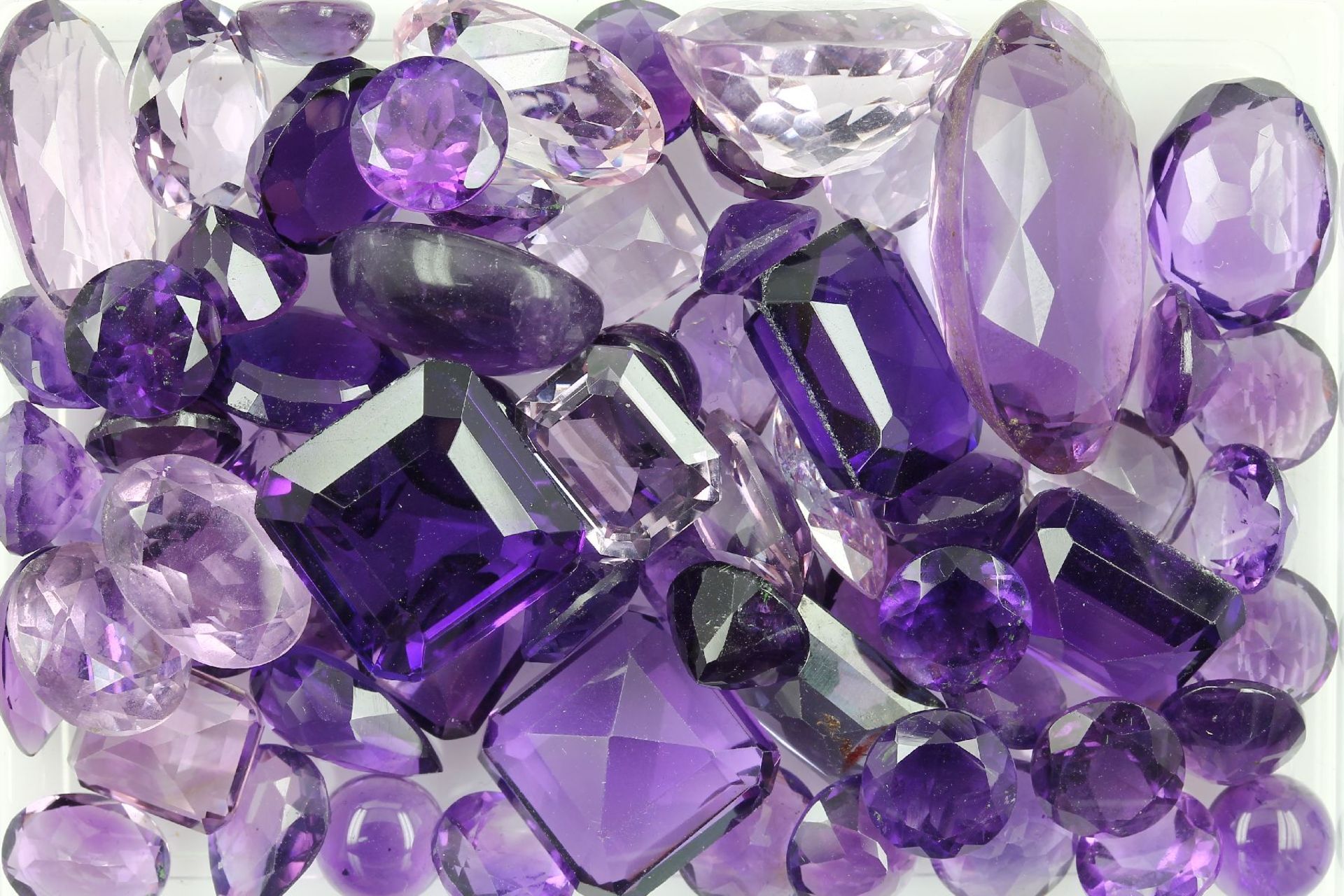 Lot loose amethysts total 307 ct, different shapes Valuation Price: 3800, - EUR