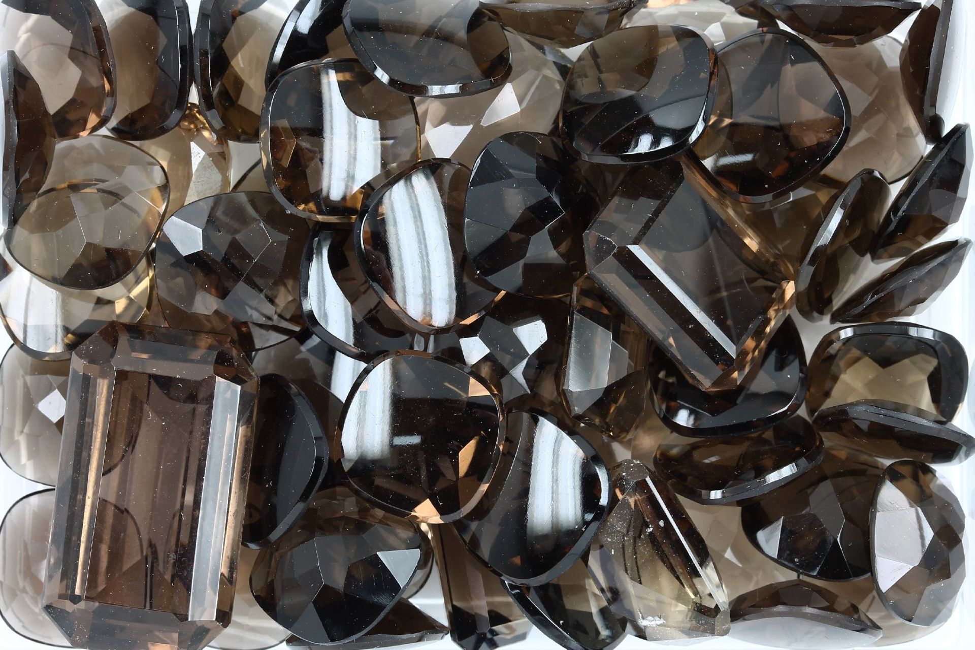 Lot loose smoky quartz total 384 ct, differentshapes Valuation Price: 2600, - EUR