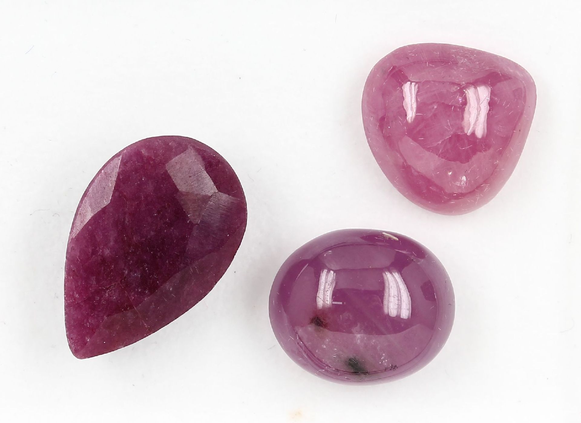 Lot 3 loose rubies total 28.57 ct , cabochons in different shapes Valuation Price: 700, - EUR