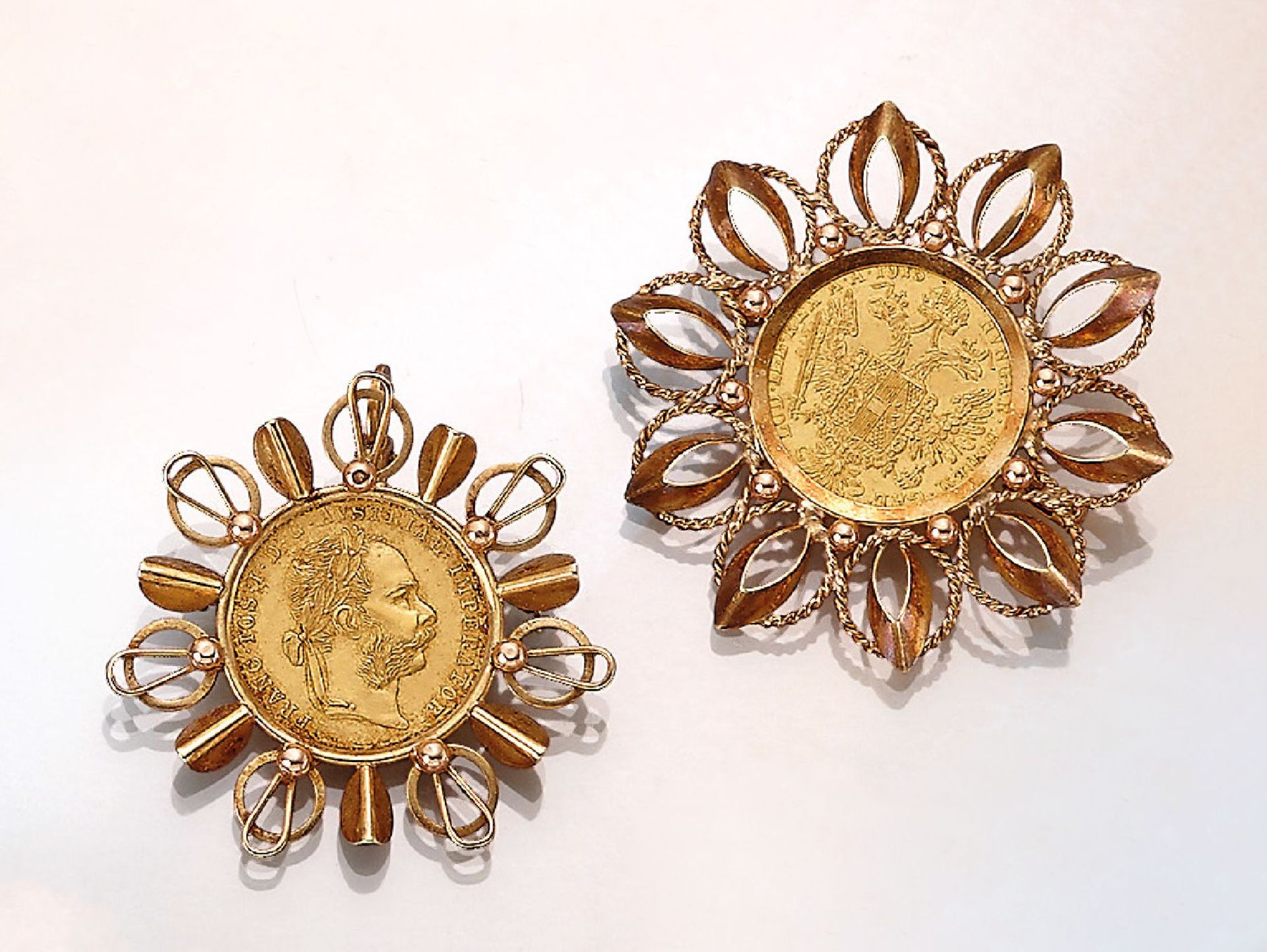 2 14 kt gold coin brooches , YG 585/000, setting abstr. floral, with granulates and cord ornament,