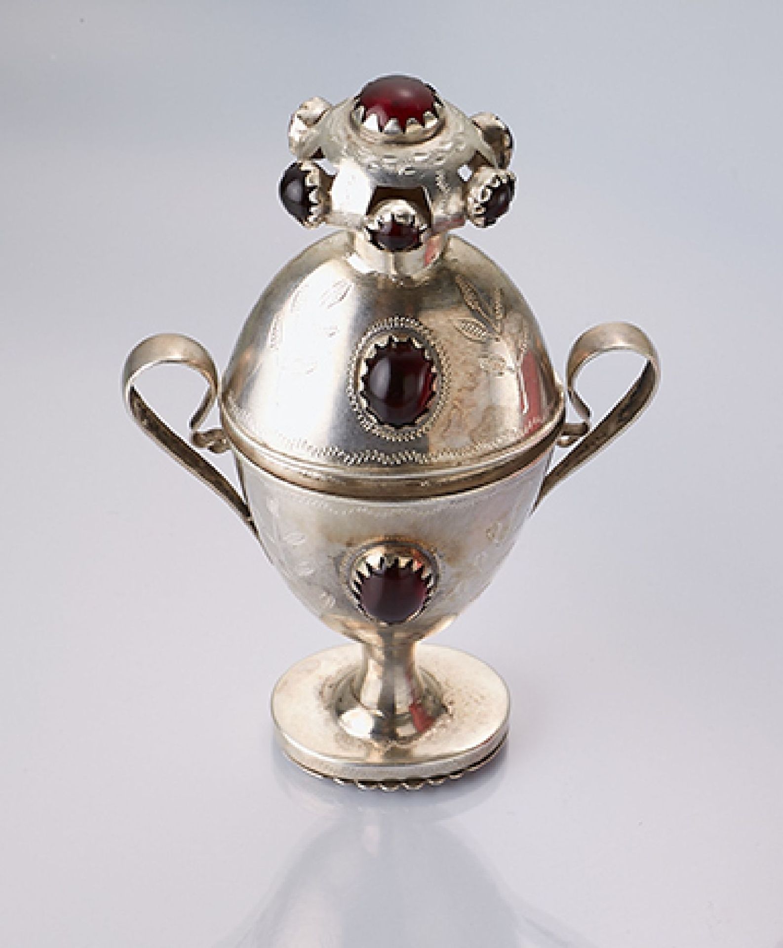 Little scent bottle, Schleswig ca. 1780/90 ,silver, goblet shaped, fine engraved, pure classicism,