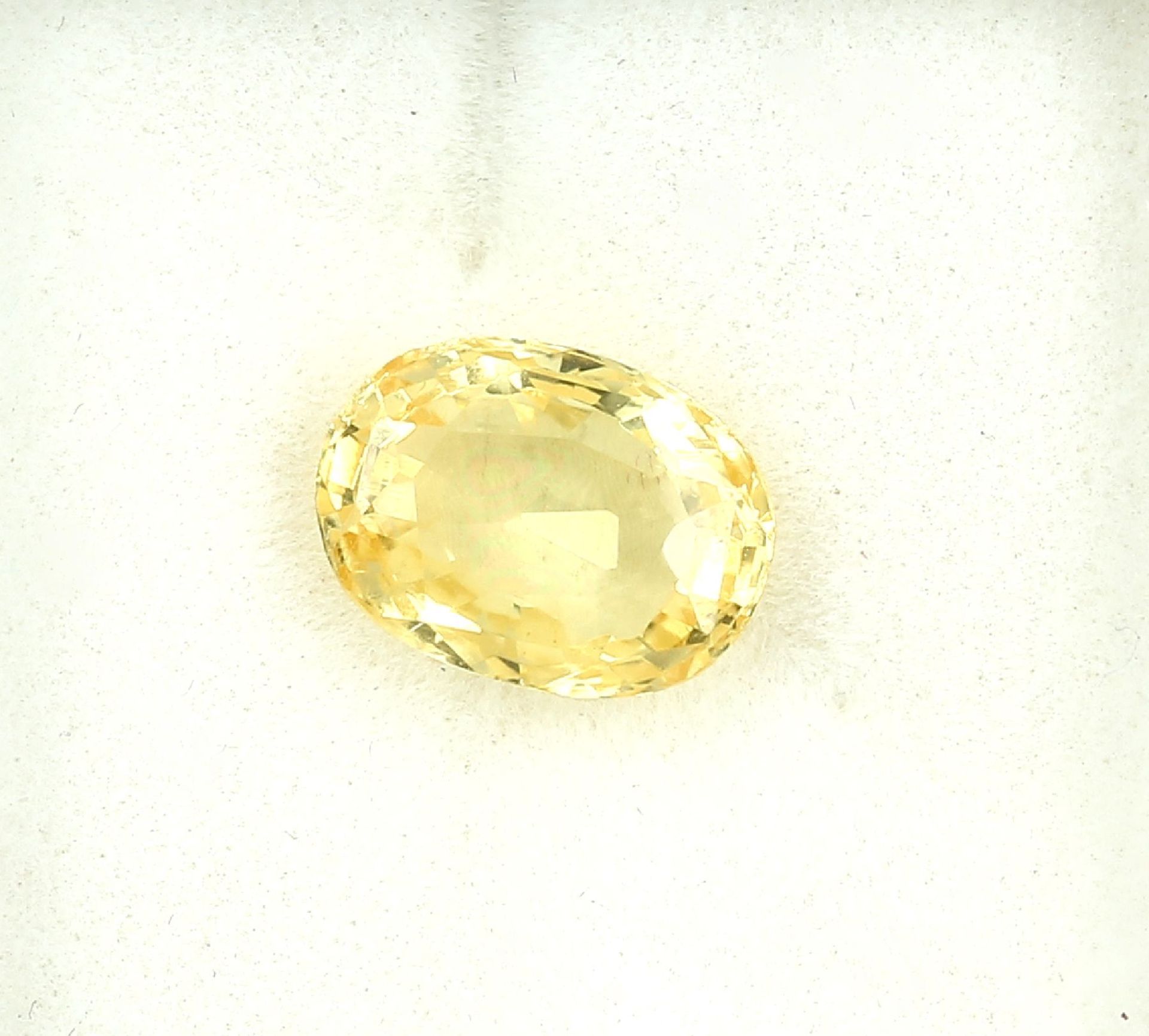 Loose yellow sapphire 2.68 ct, oval bevelled Valuation Price: 400, - EUR