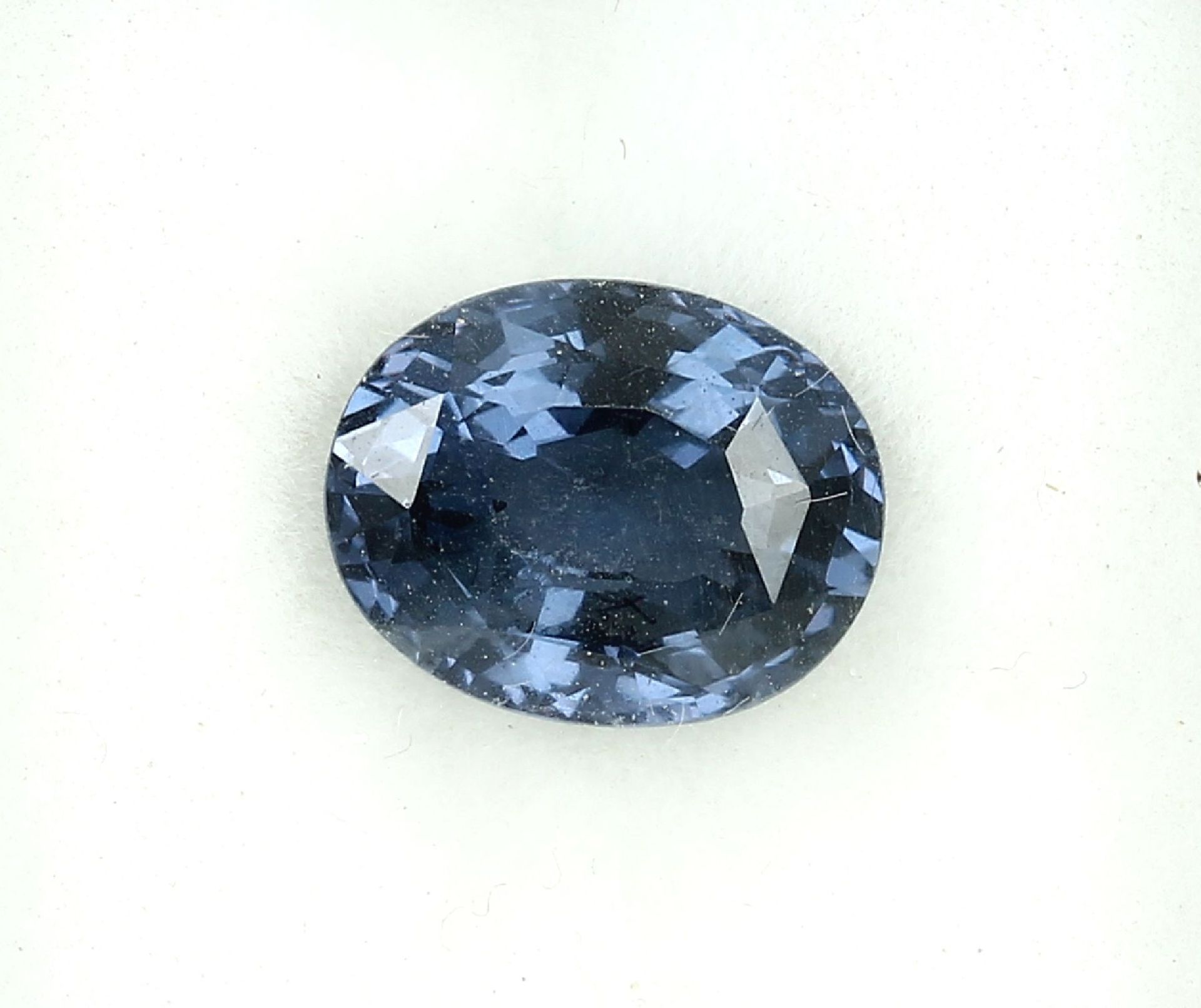 Loses oval bevelled spinel approx. 3.15 ct Valuation Price: 250, - EUR