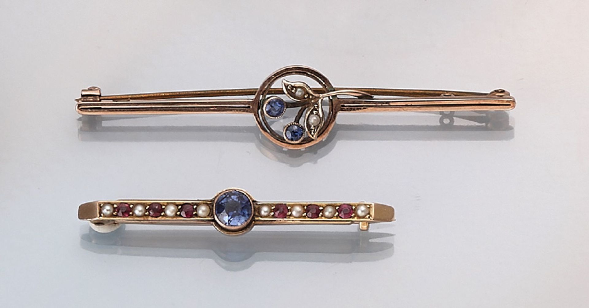 Lot 2 Art Nouveau bar brooches , 1 x RG 375/000, centered with blossom, with pearls and sapphires, 1