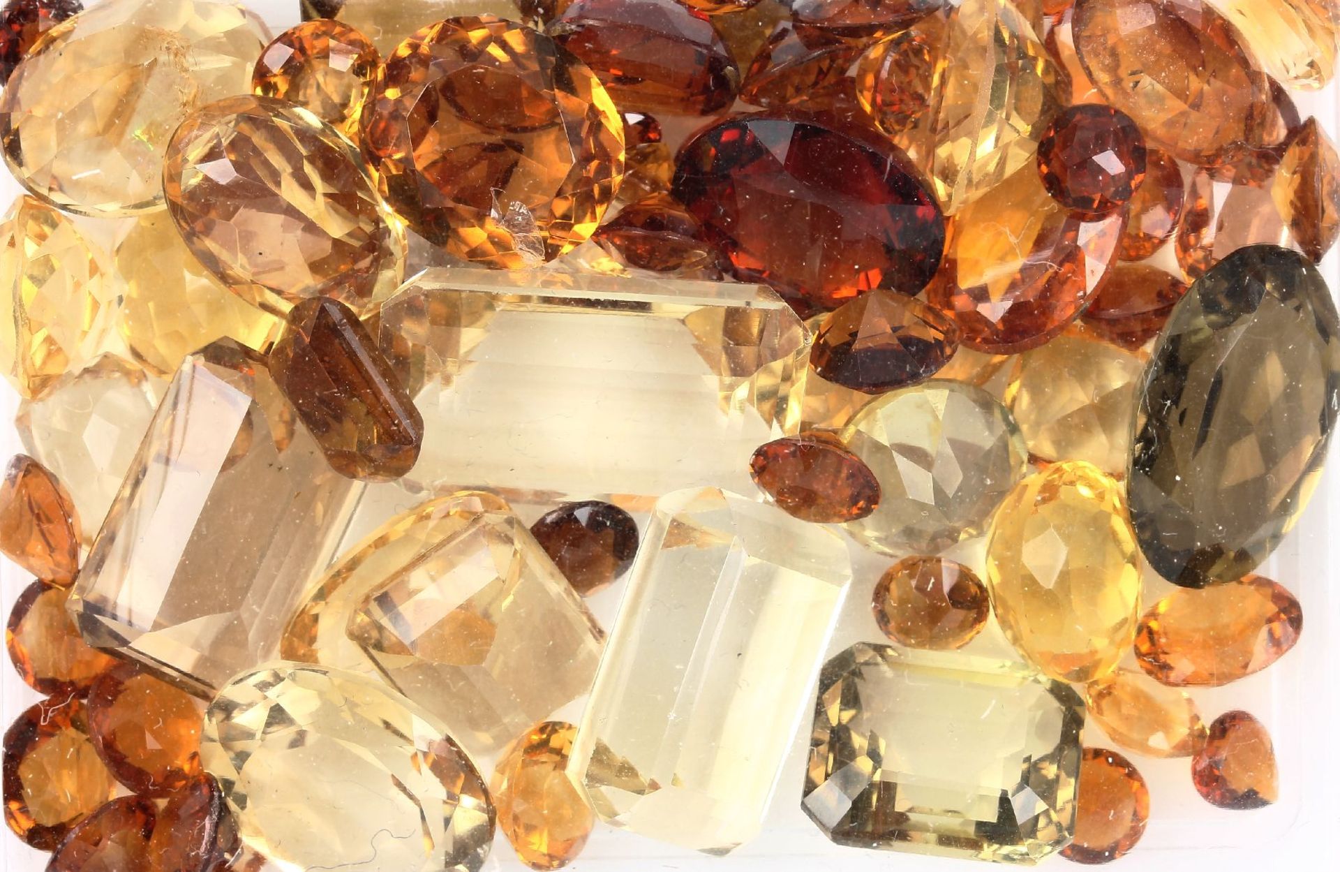 Lot loose citrines total 332 ct, different colour shades and shapes Valuation Price: 3600, -