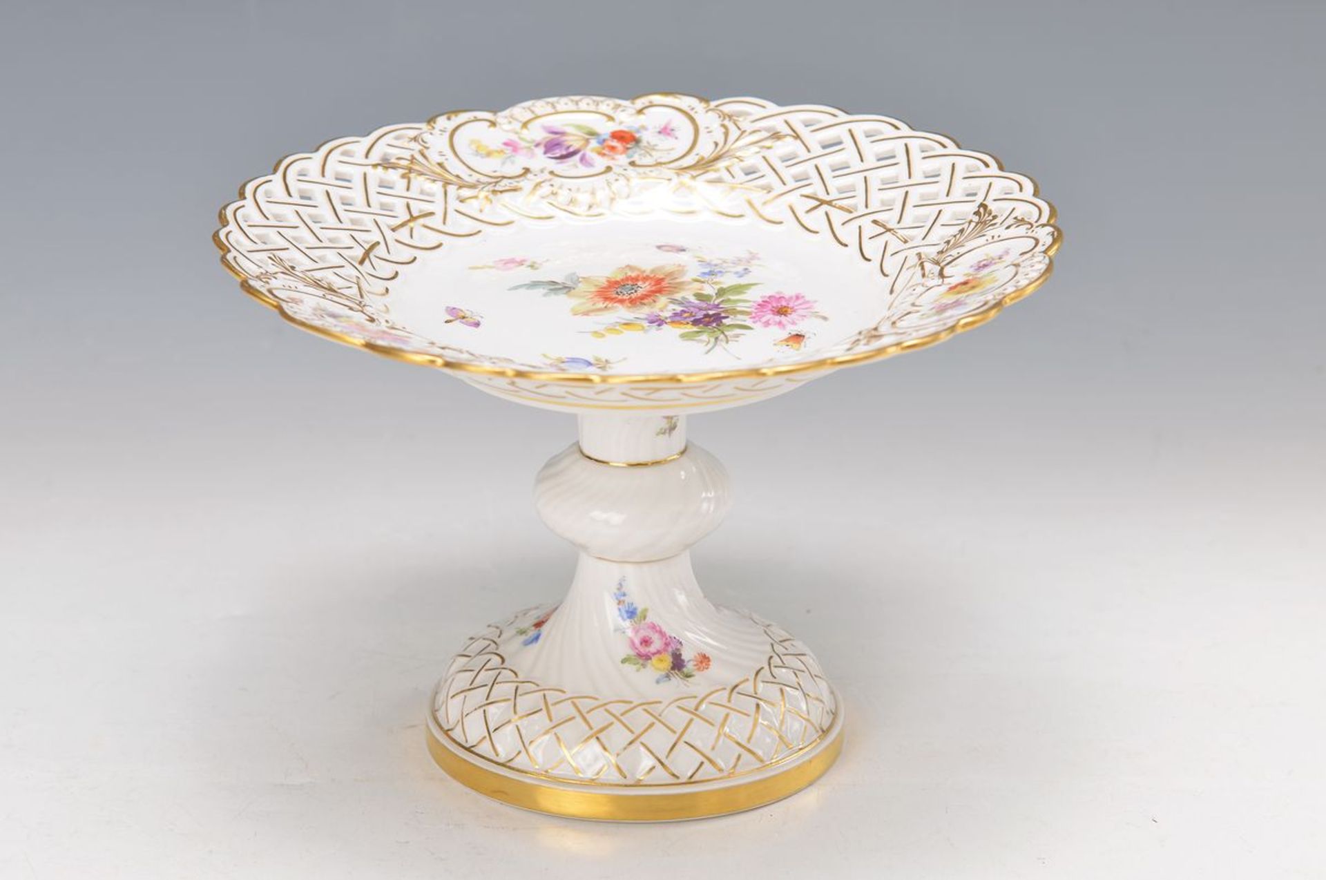 serving bowl, Meissen, 20th c., edge in breakthrough work, fine colorful painting of flower bouquets