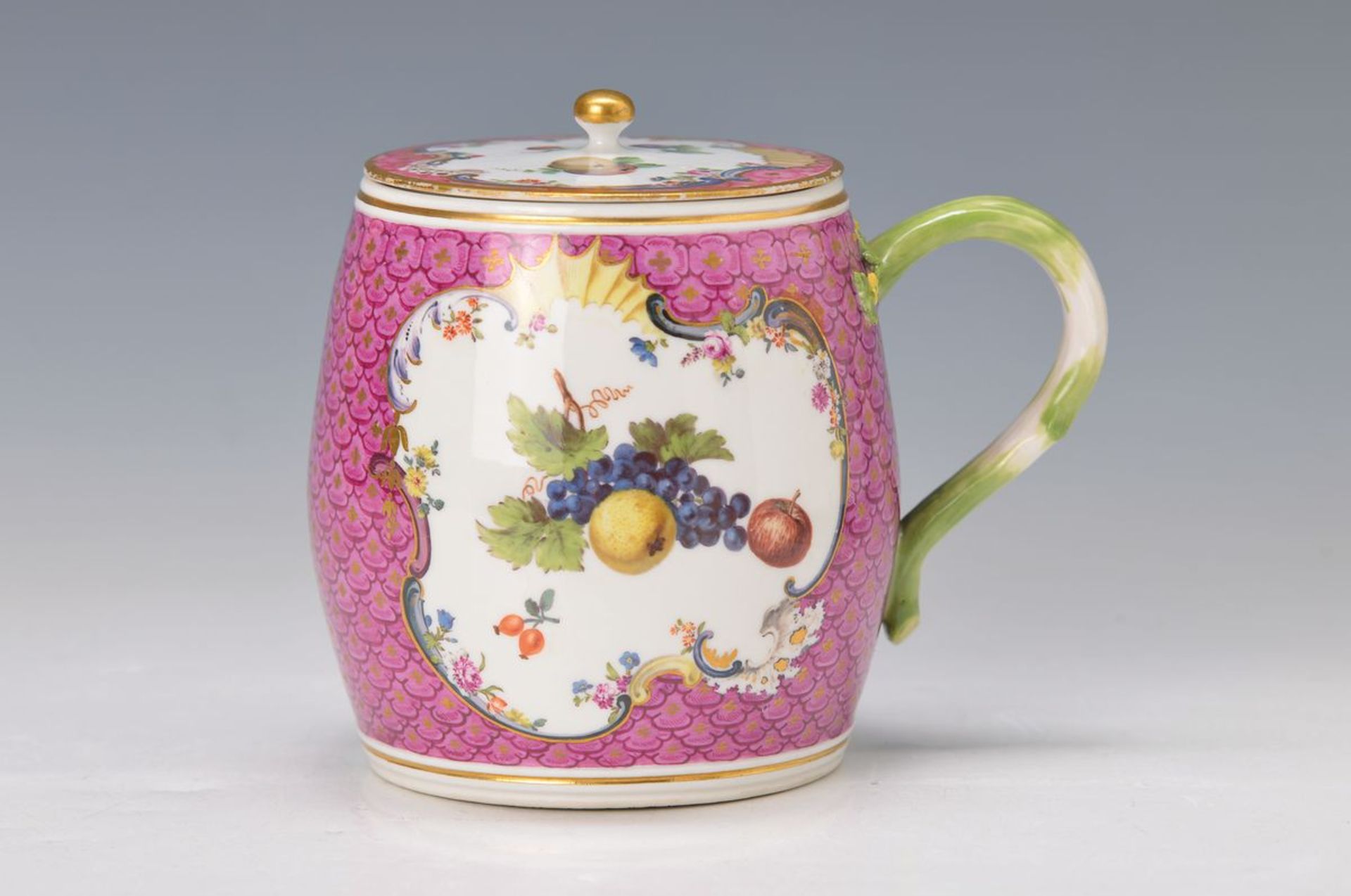 tankard, Meissen, around 1750, ruby red scalesdecor encircling gold heightened, in two cartridges