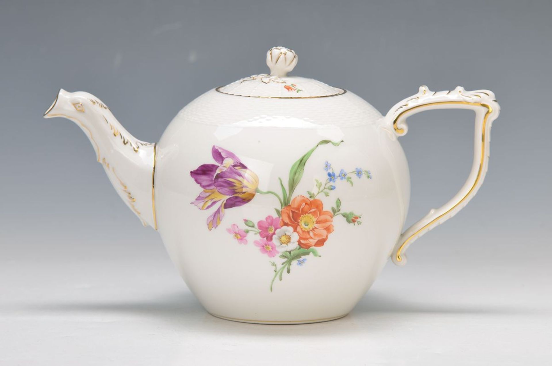 tea pot, KPM Berlin, around 1920, Osier rim, polychrome painting of german floral bouquet, strewn