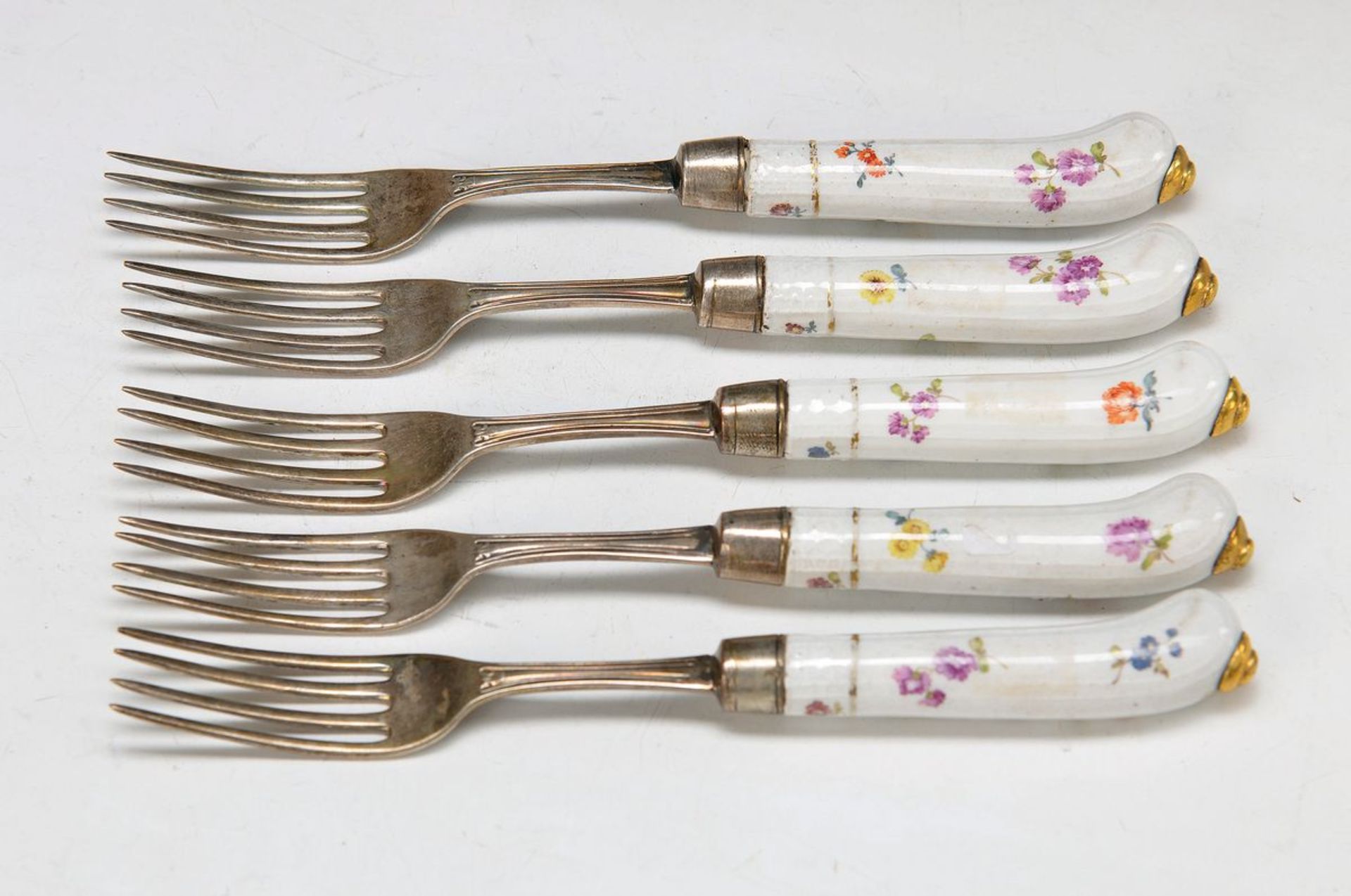 12 forks with porcelain handles of Meissen, around 1770/80, polychrome painting of German flowers