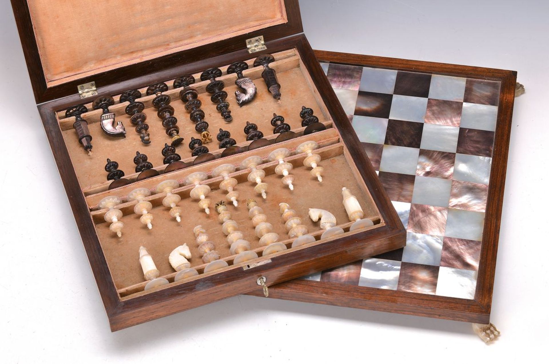 chess, England, Middle of 19th c., mother-of- pearl, turned meeples, brown and white, complete