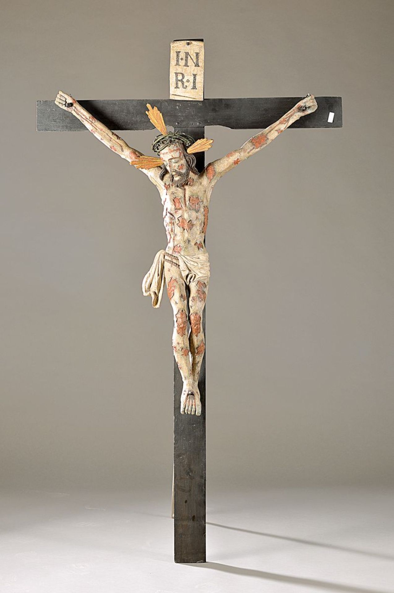 Kruzifix, wohl Belgien, 18. Jh., Holz geschnitzt und mehrfarbig gefaßt, rest. dargestellt mit