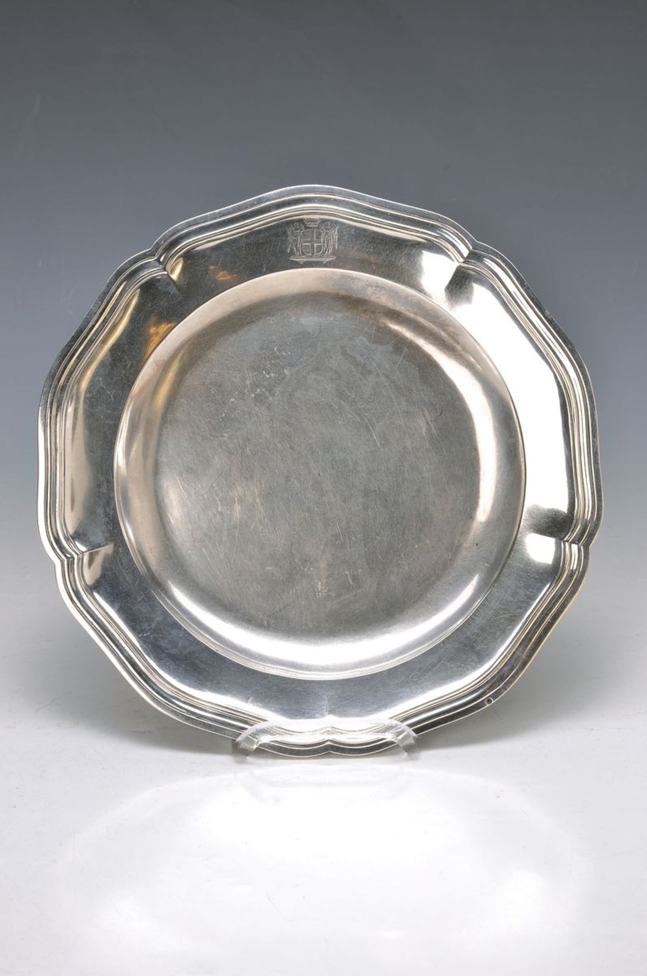 Small silver platter, J.Odiot, Paris, around 1820/30, silver punches and indistinct Master firing,