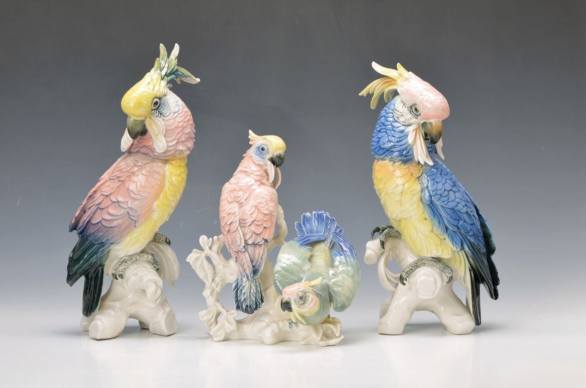 3 figurines, Ens, parrots, porcelain, painted in bright colors, H. 25-36 cm
