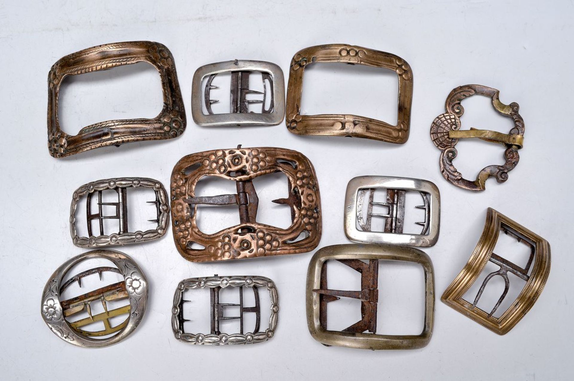 21 shoe buckles, 19th c., inter alia 2 Pair ofsilver buckles, one pair of brass buckles Bronze,